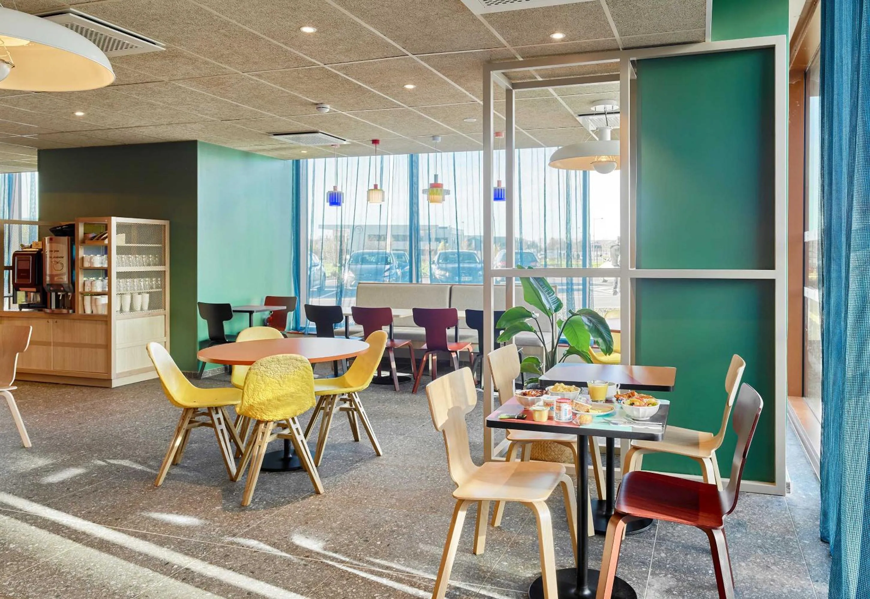 Restaurant/places to eat in B&B HOTEL Marne-la-Vallée Val d'Europe