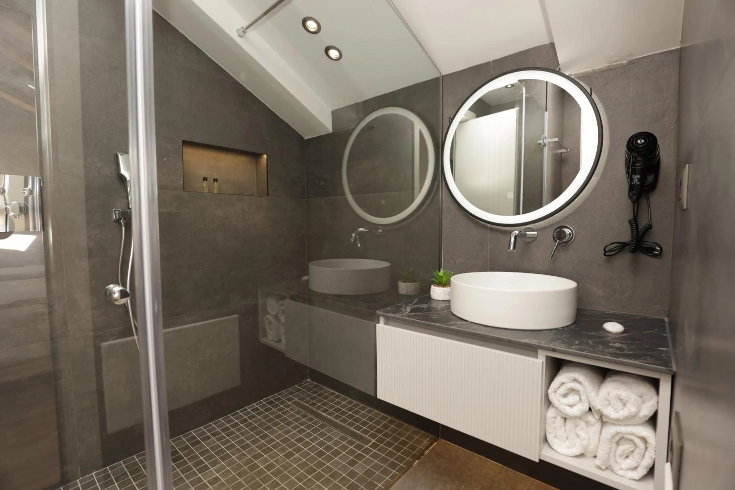 Bathroom in Gremmy Boutique Hotel