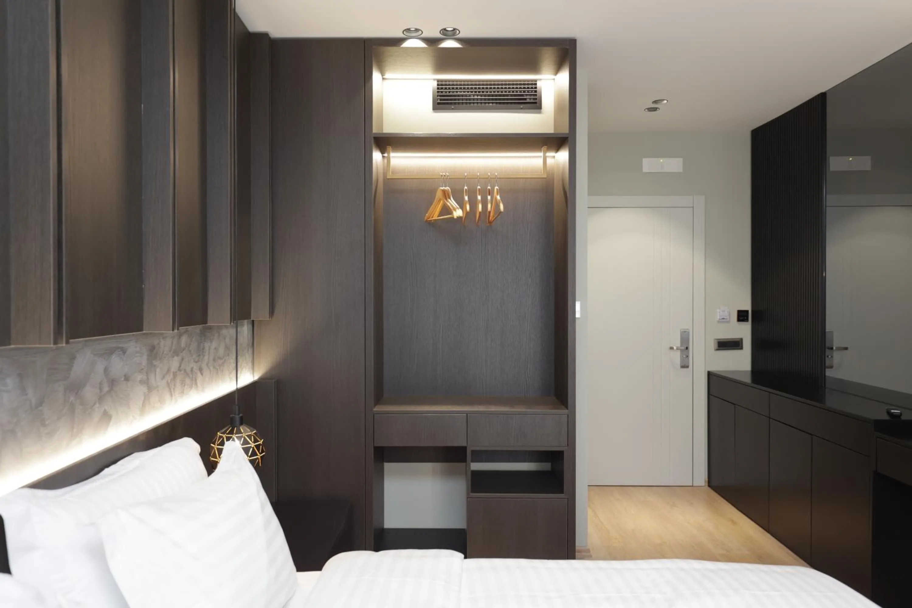 wardrobe, Bed in Gremmy Boutique Hotel