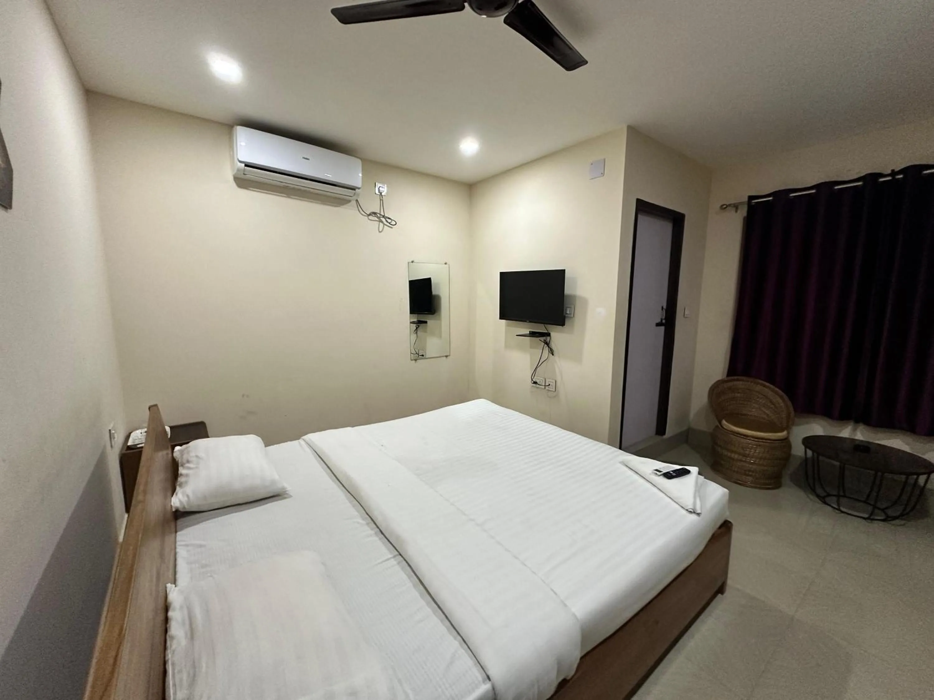 Communal lounge/ TV room in The Dew Drop Hotel