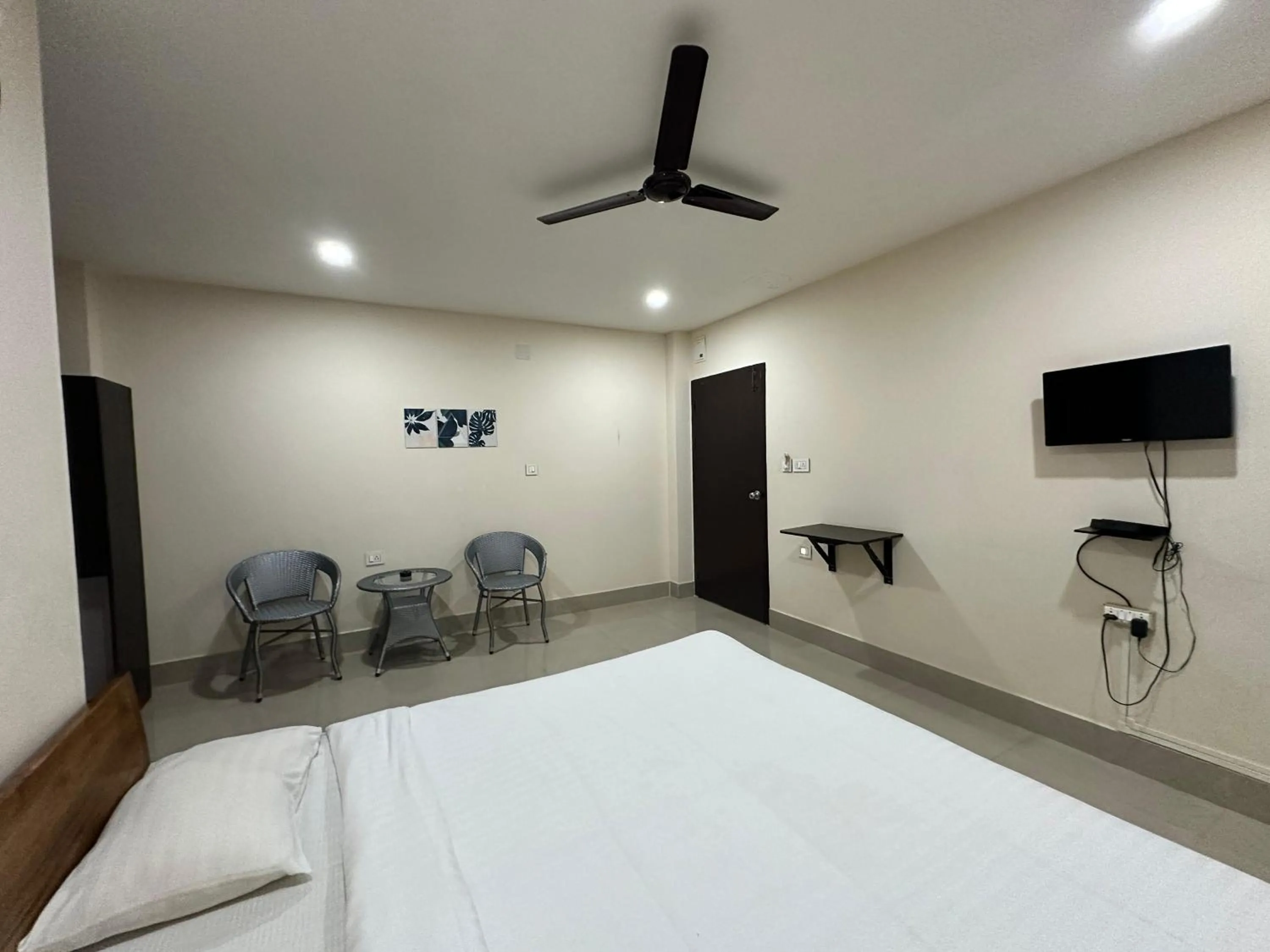 Communal lounge/ TV room in The Dew Drop Hotel