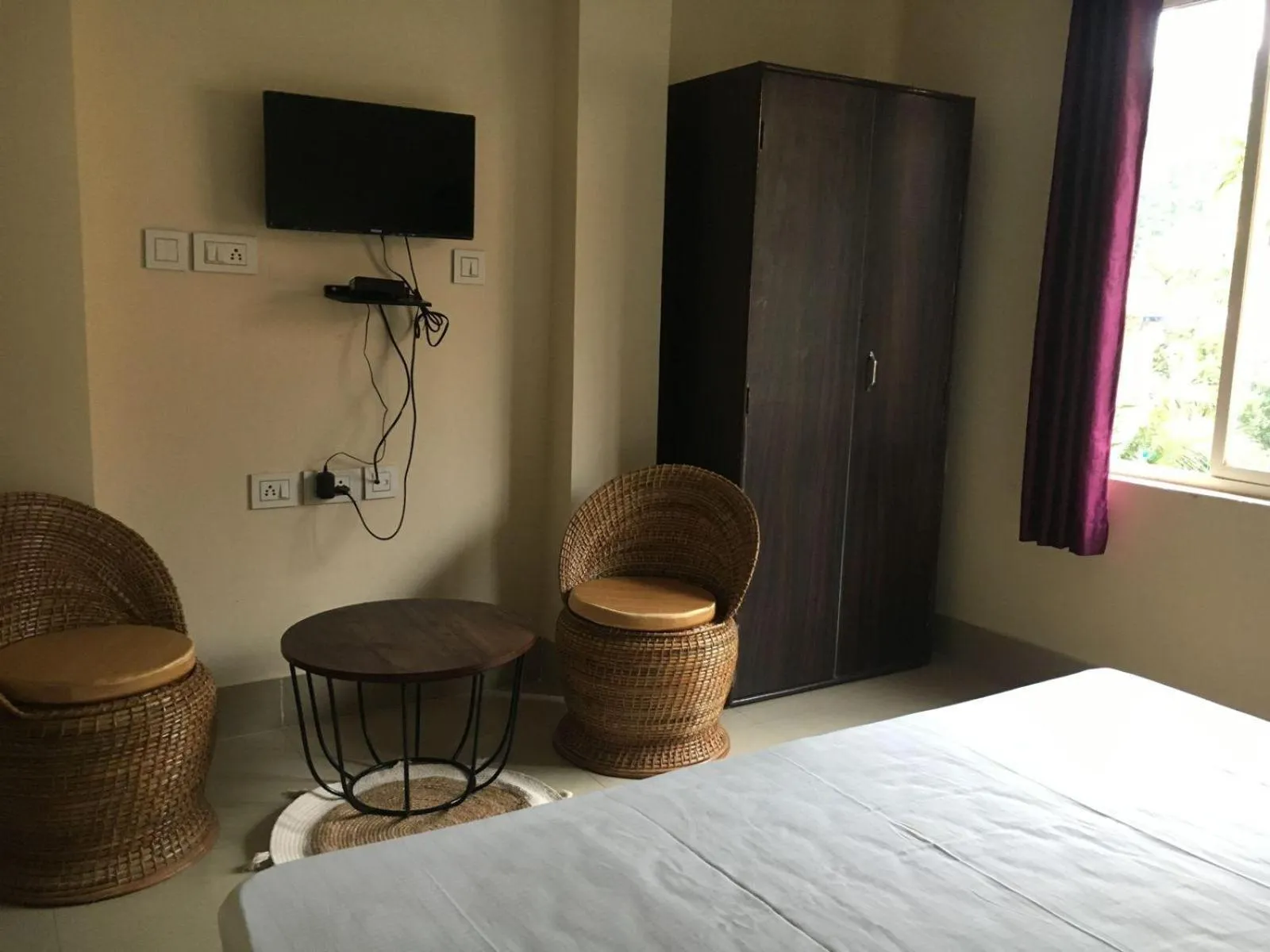 Communal lounge/ TV room in The Dew Drop Hotel