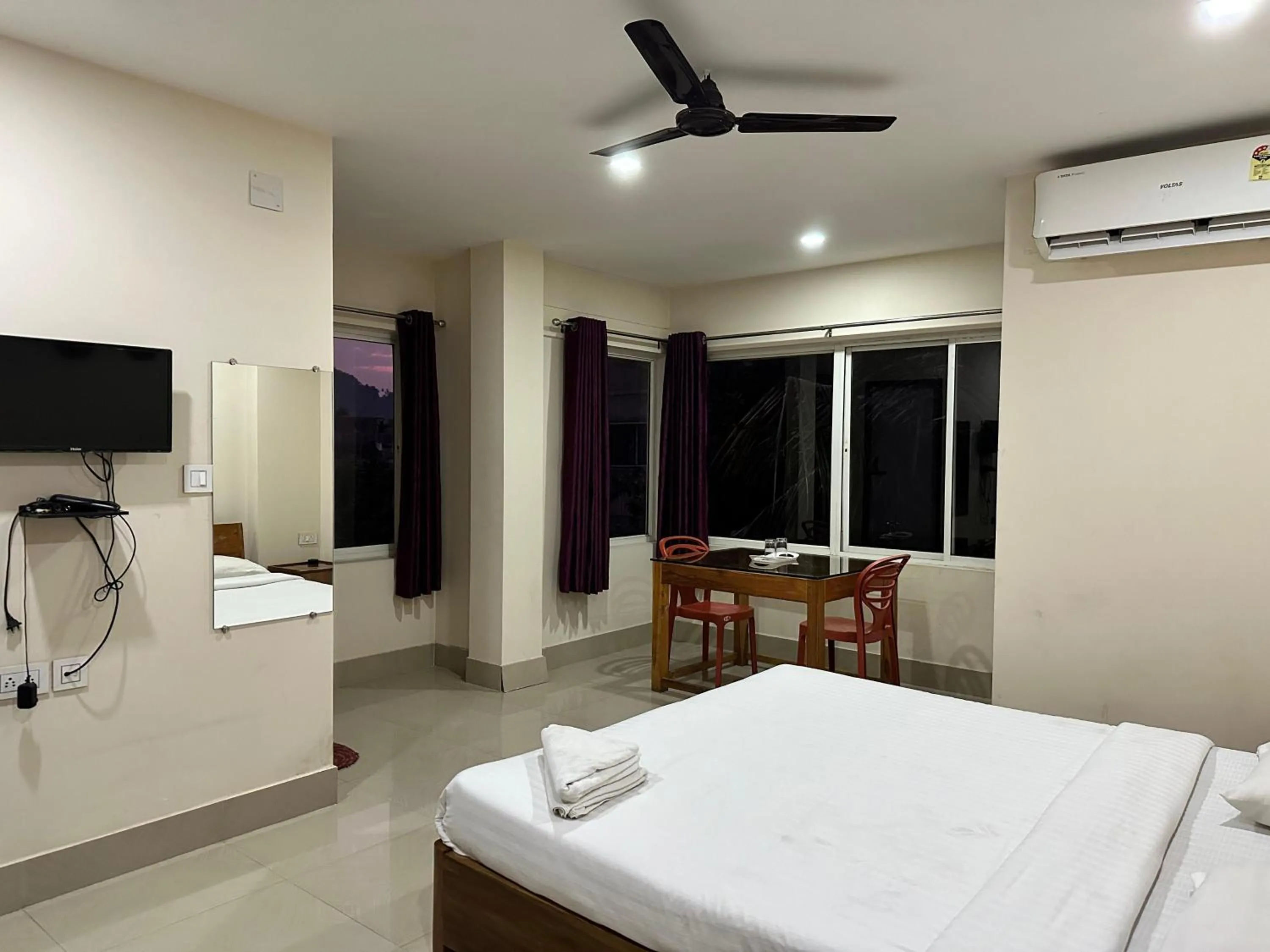 Communal lounge/ TV room in The Dew Drop Hotel