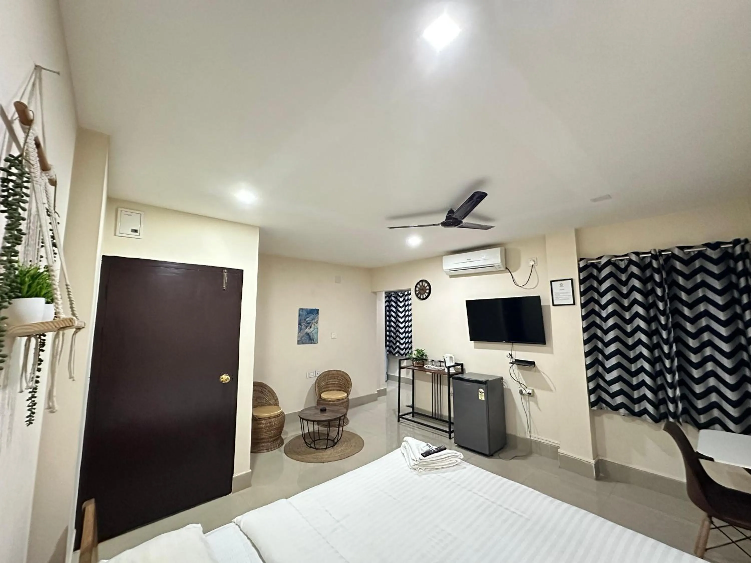 Communal lounge/ TV room in The Dew Drop Hotel