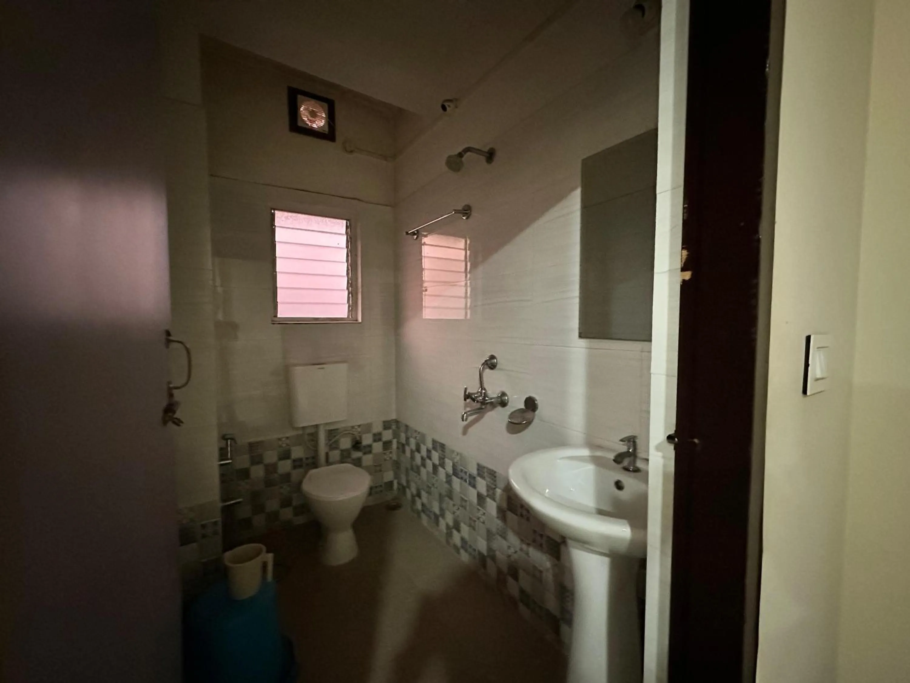 Shower in The Dew Drop Hotel