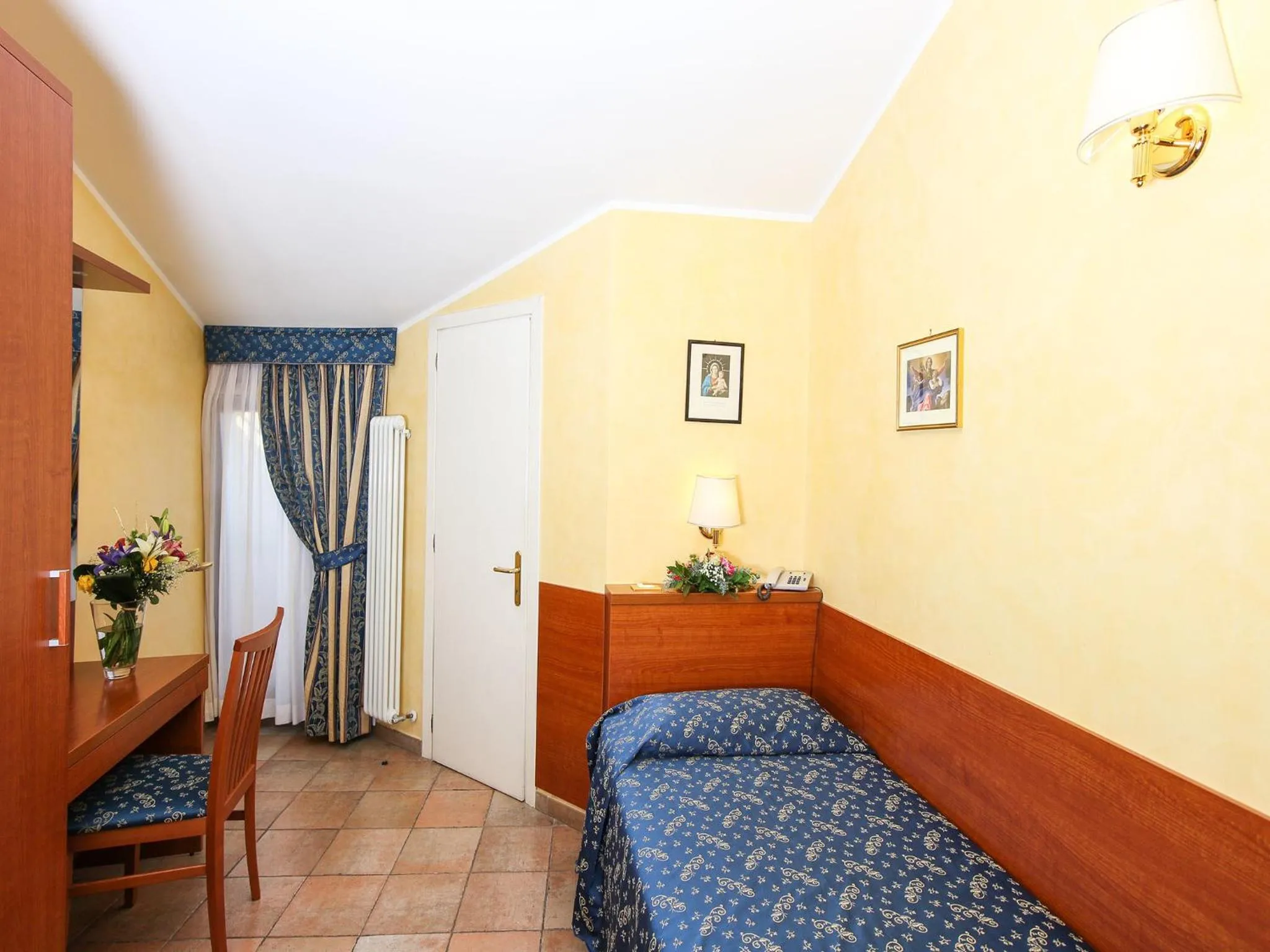 View (from property/room), Bed in Casa Di Santa Francesca Romana a Ponte Rotto