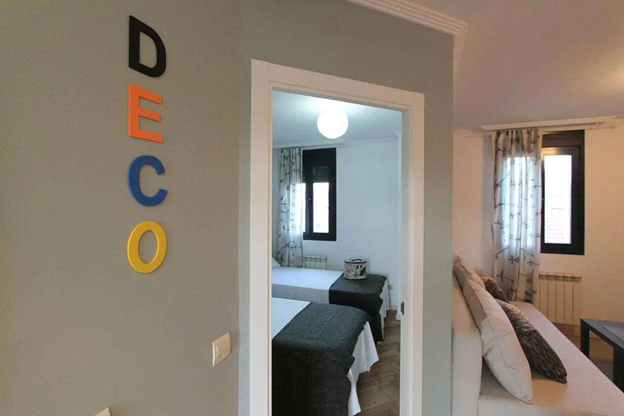 Photo of the whole room in Apartamentos Cinco Rosas