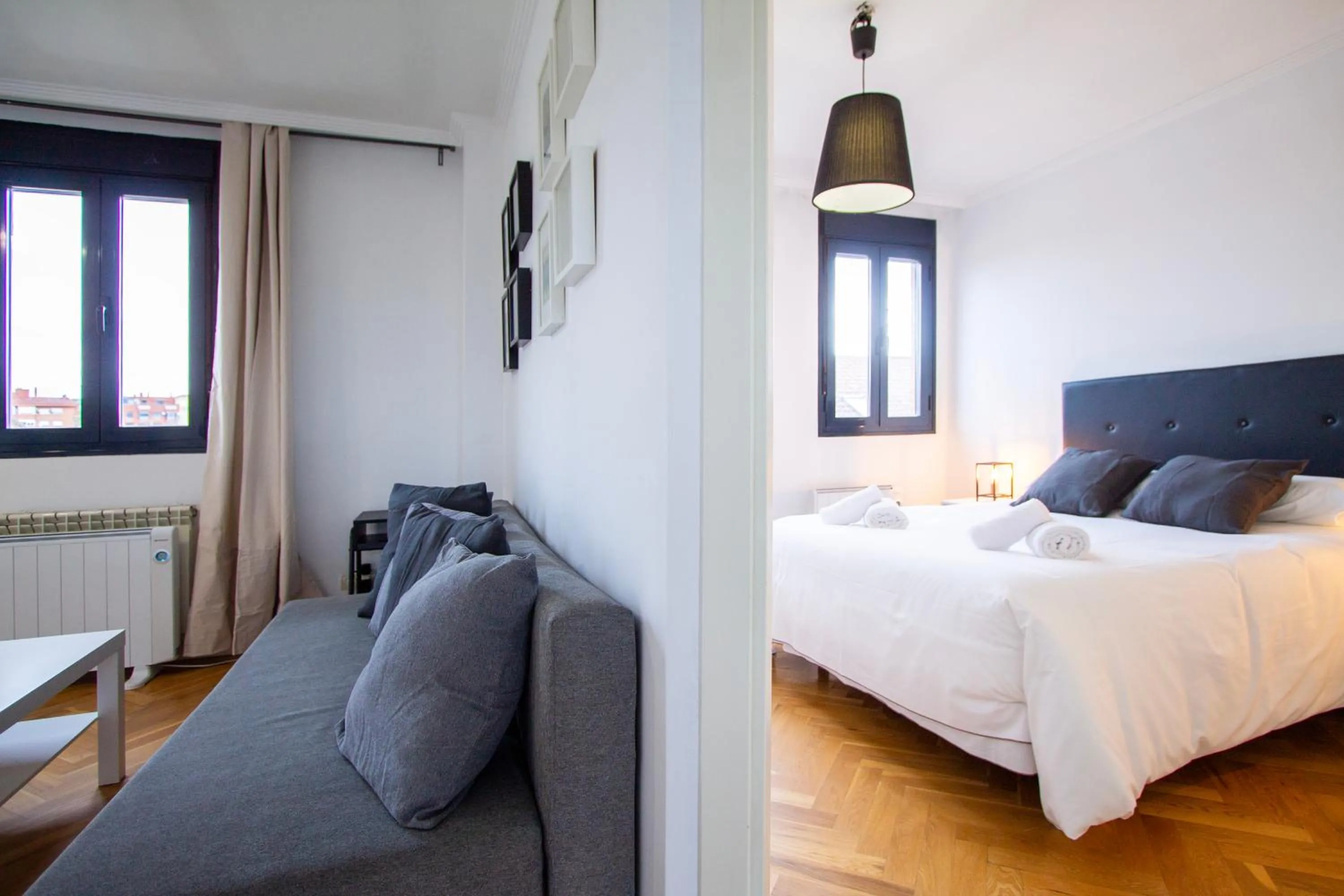 Photo of the whole room, Bed in Apartamentos Cinco Rosas