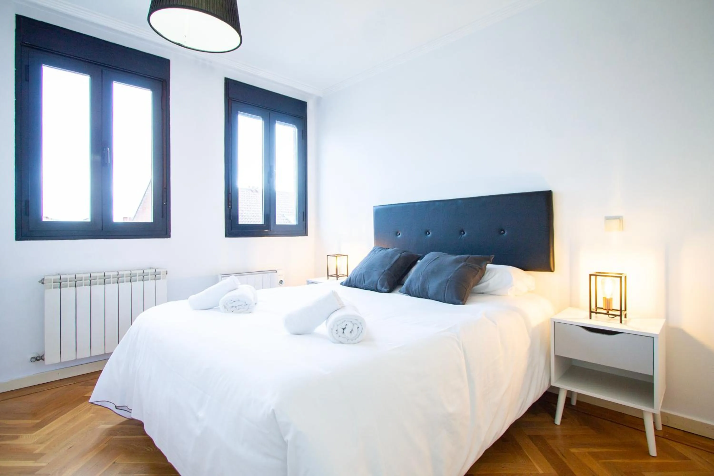 Bedroom, Bed in Apartamentos Cinco Rosas