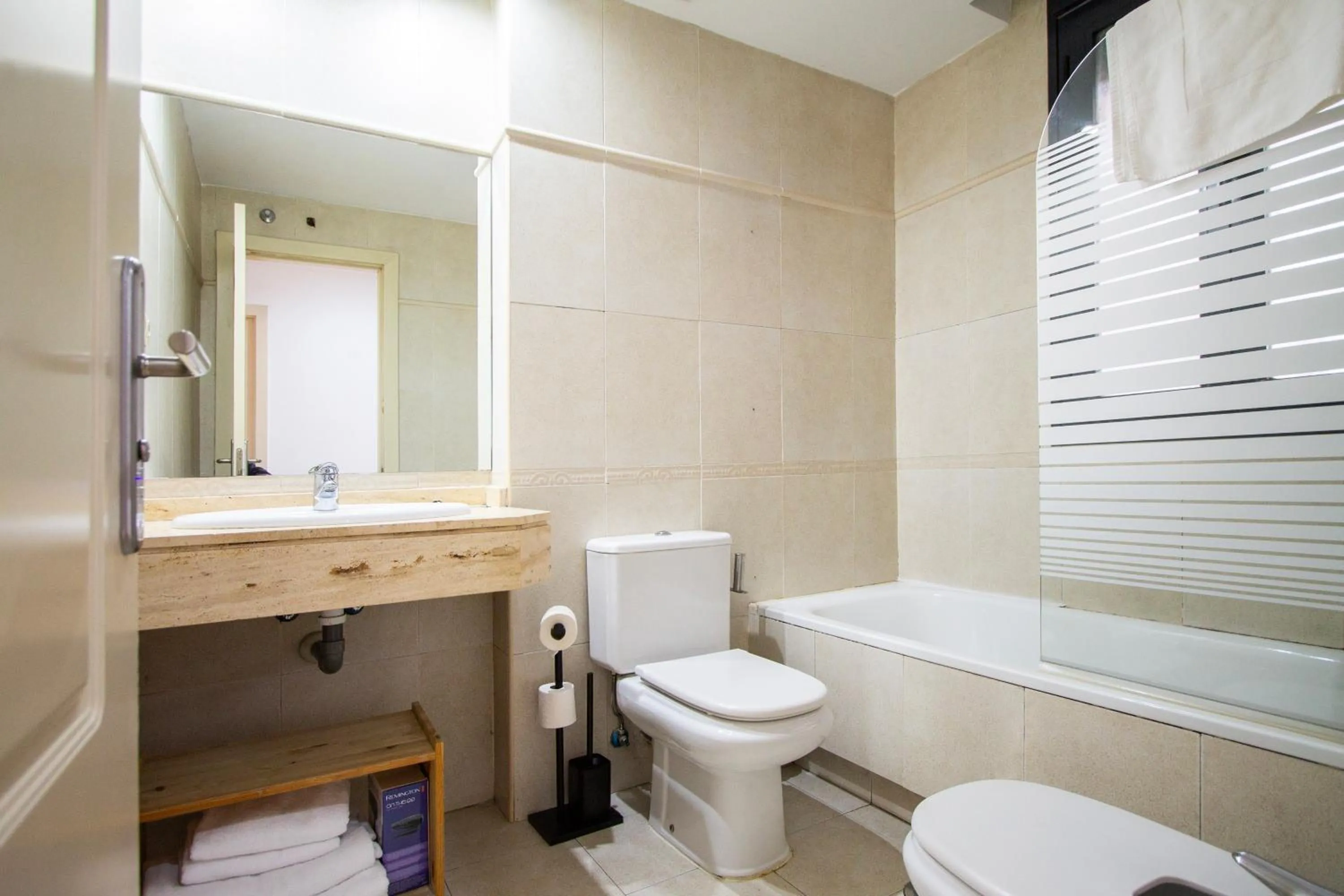 Bathroom in Apartamentos Cinco Rosas