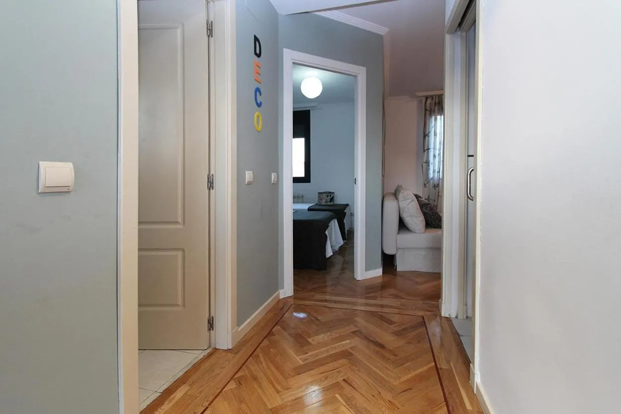 Photo of the whole room in Apartamentos Cinco Rosas