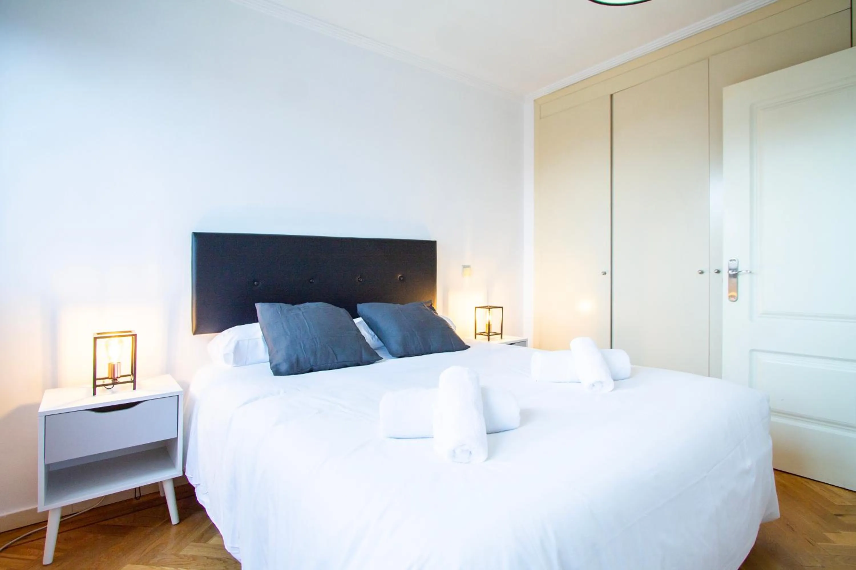 Bedroom, Bed in Apartamentos Cinco Rosas