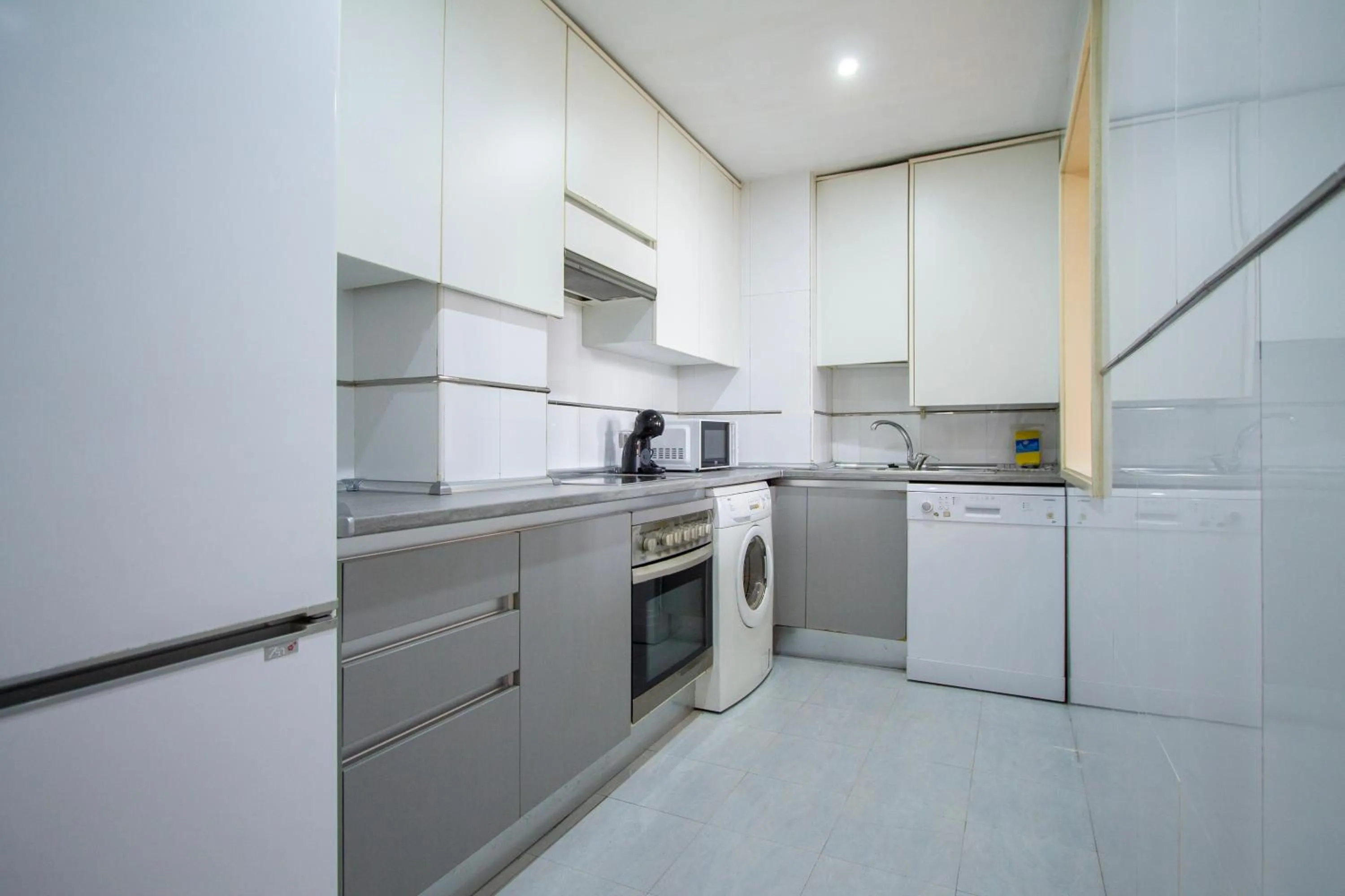 Kitchen or kitchenette in Apartamentos Cinco Rosas