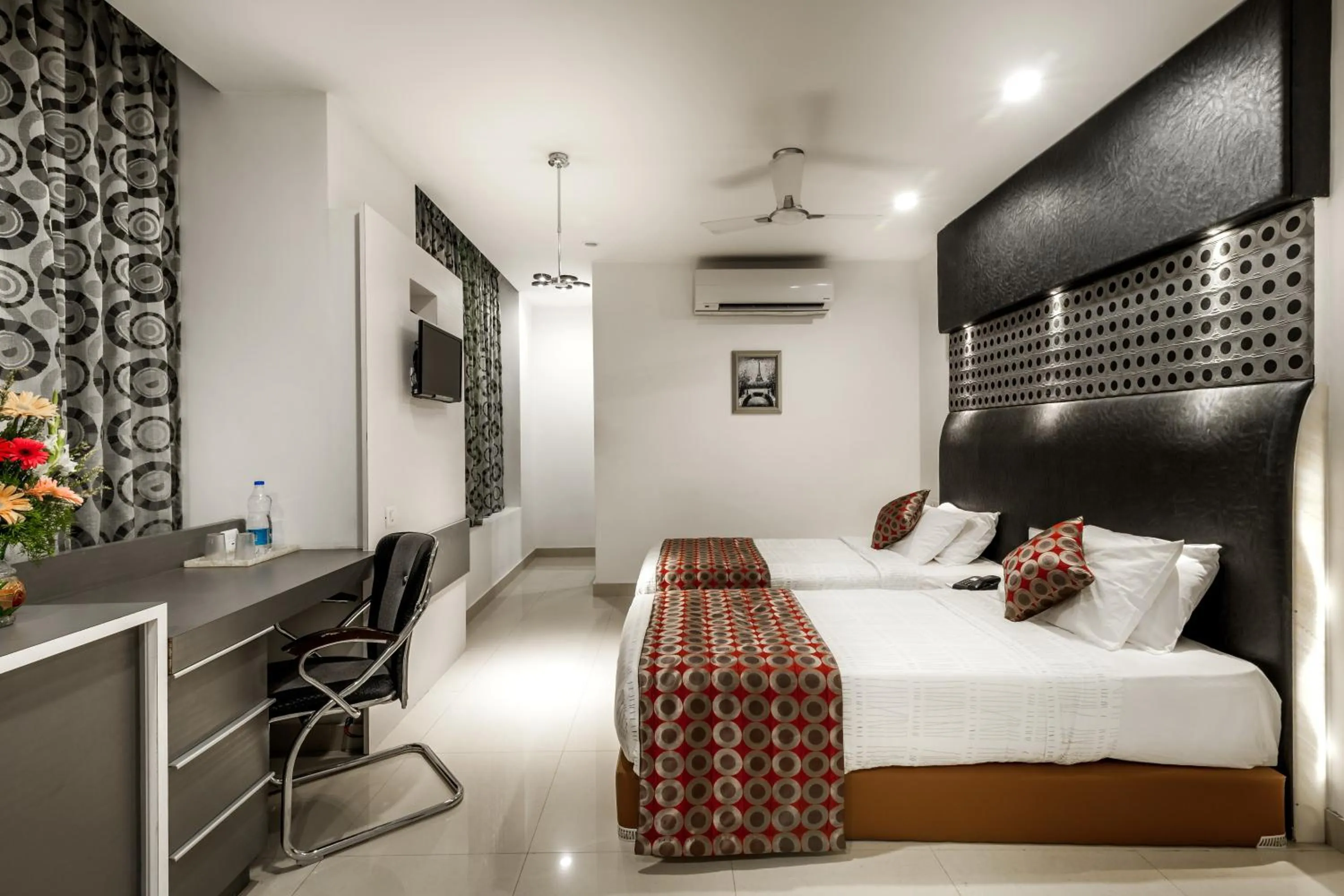 Photo of the whole room, Bed in Saaral Residency