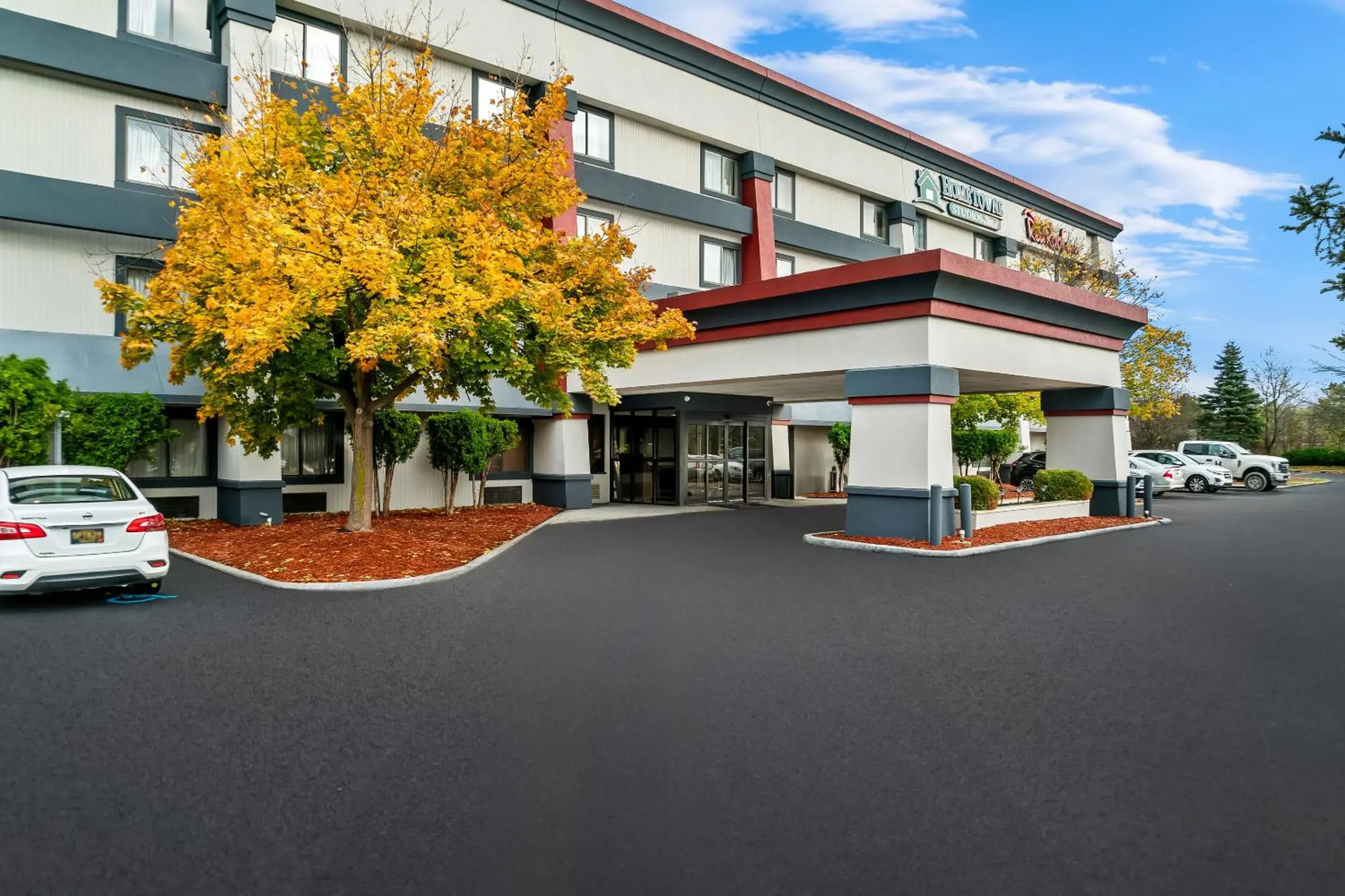 Property building in HomeTowne Studios by Red Roof Flint Property building in HomeTowne Studios by Red Roof Flint