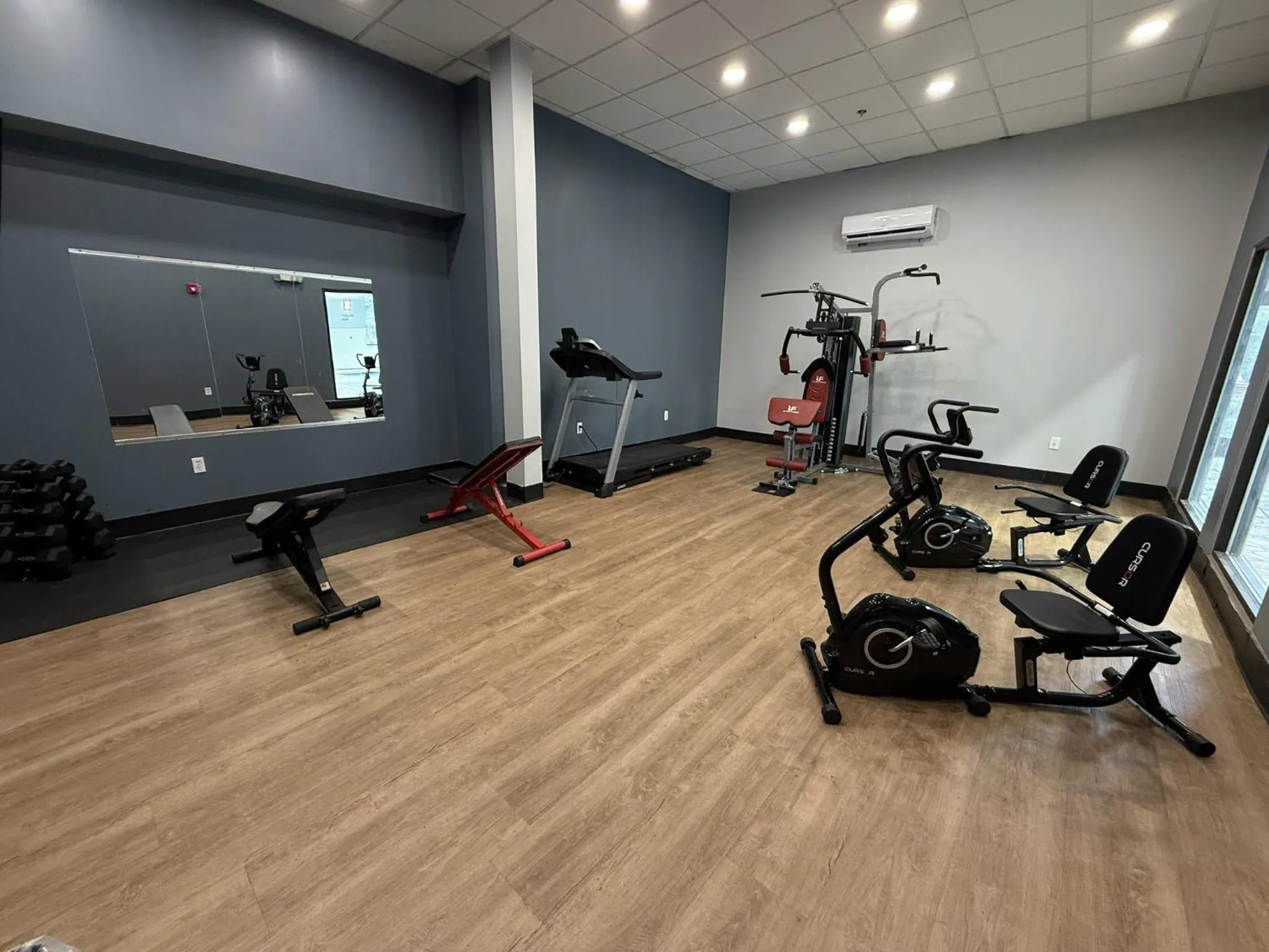 Fitness centre/facilities in HomeTowne Studios by Red Roof Flint