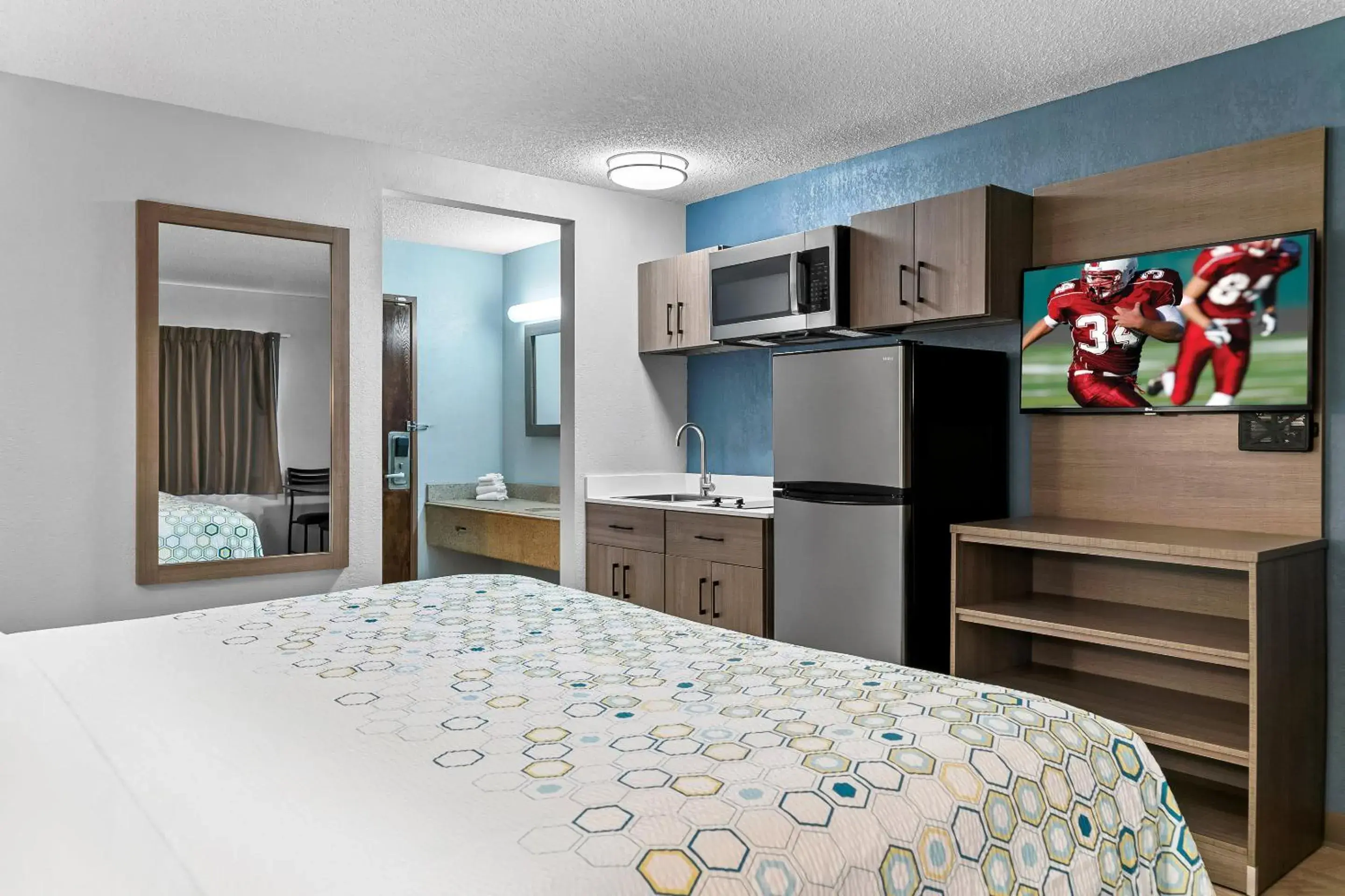 Photo of the whole room, Bed in HomeTowne Studios by Red Roof Flint Photo of the whole room, Bed in HomeTowne Studios by Red Roof Flint