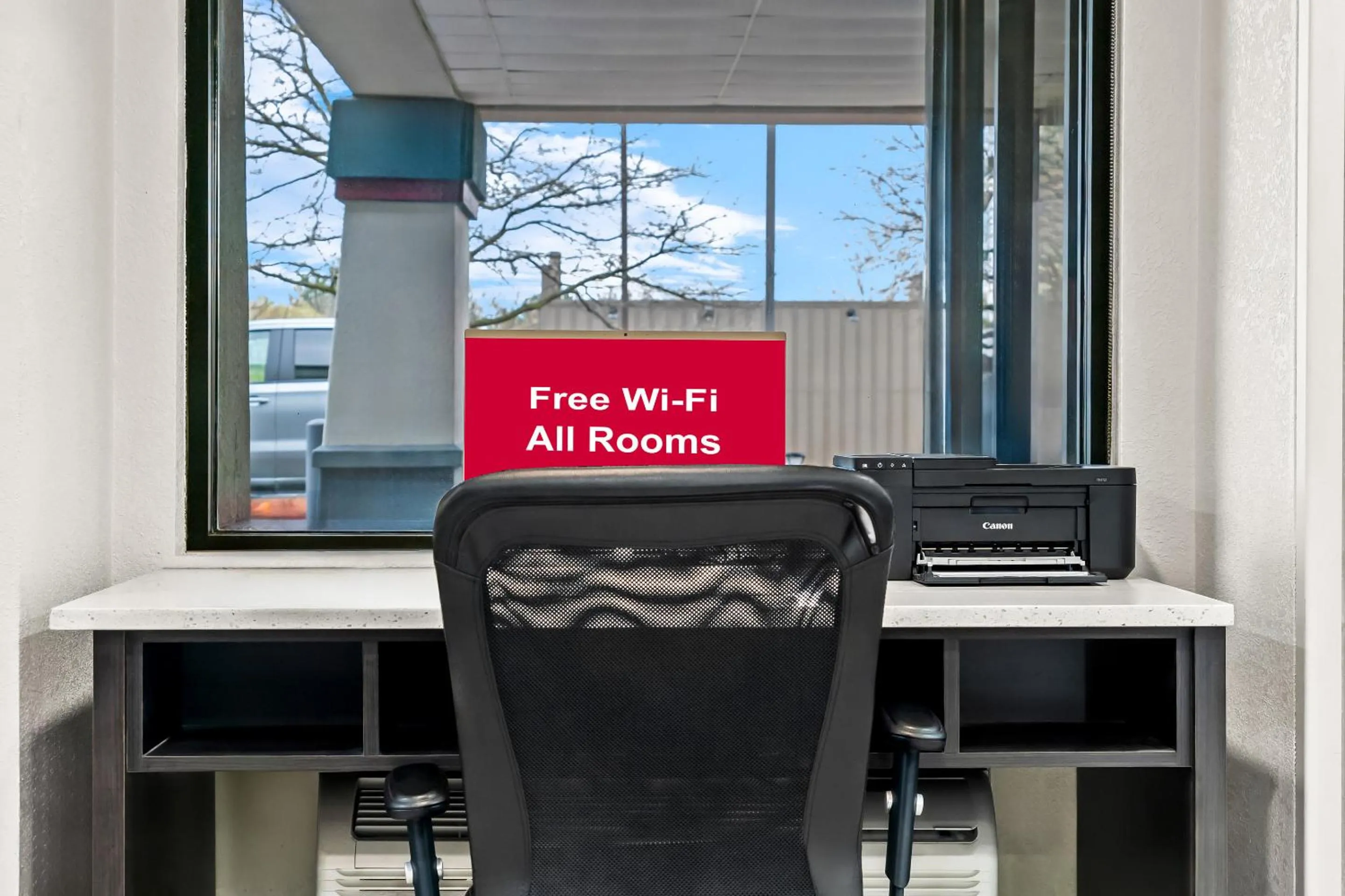 Business facilities in HomeTowne Studios by Red Roof Flint