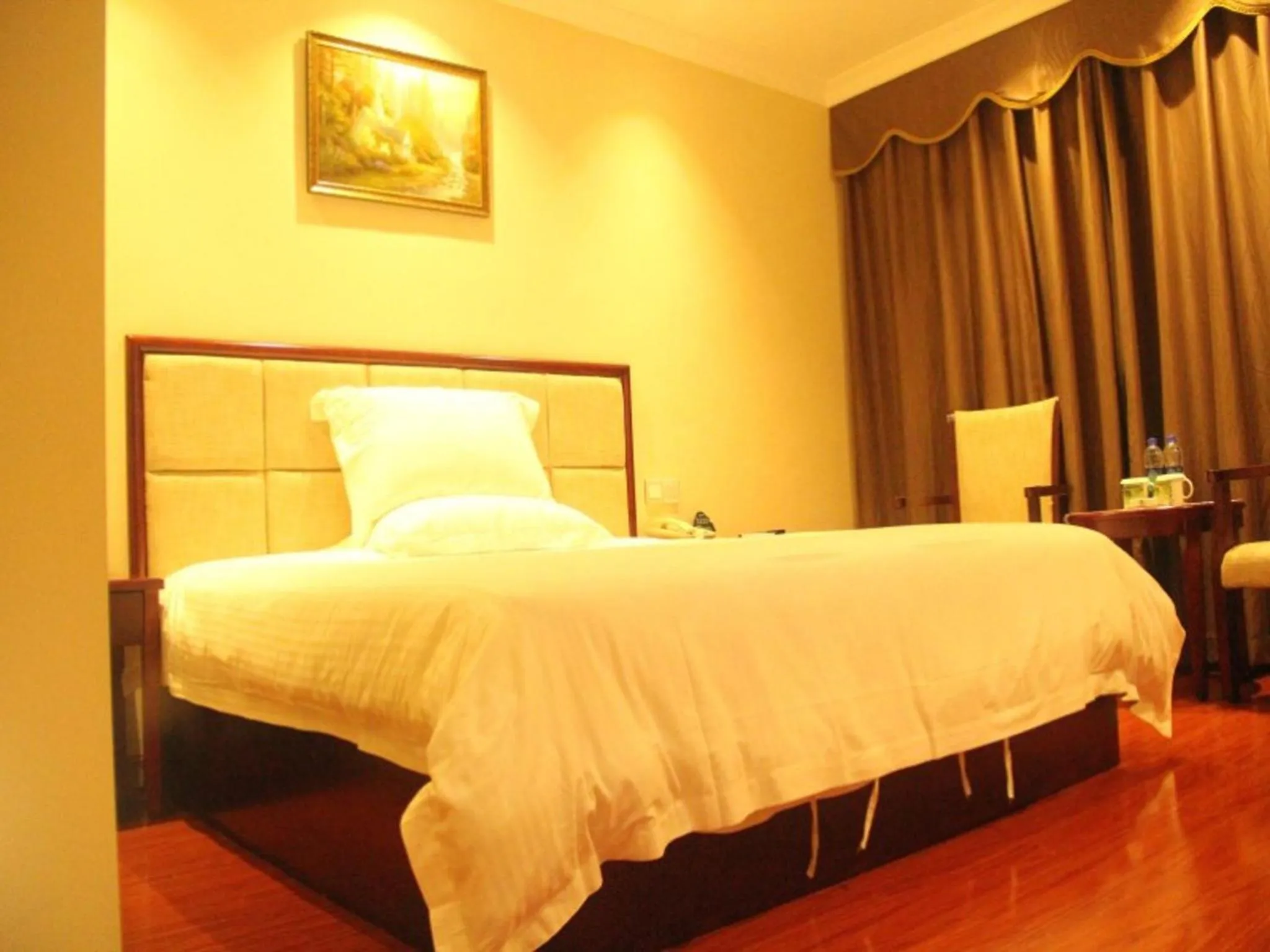 Bed in GreenTree Inn Guangzhou Panyu Chimelong Paradise Business Hotel