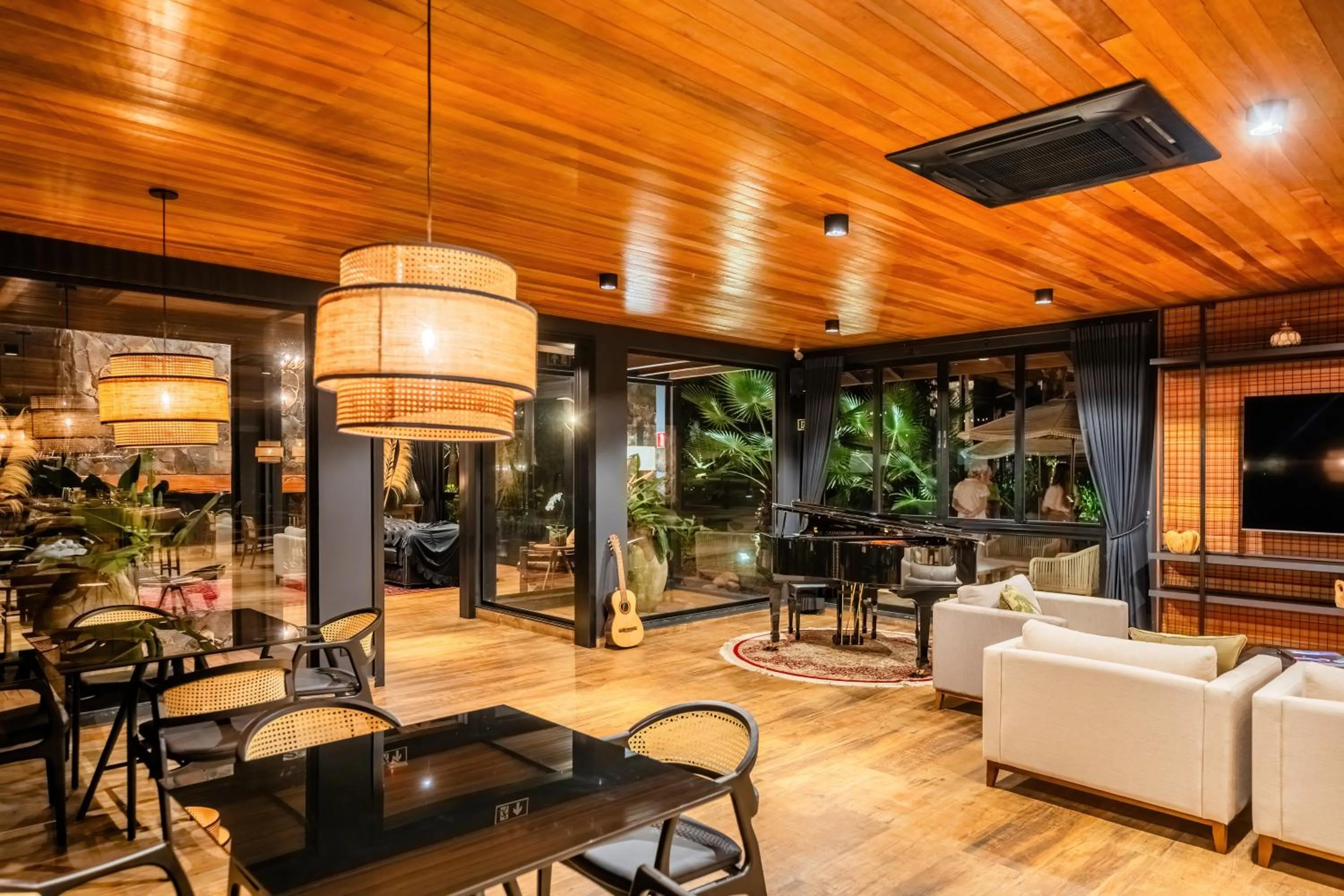 Communal lounge/ TV room in LAS HOTEL BOUTIQUE