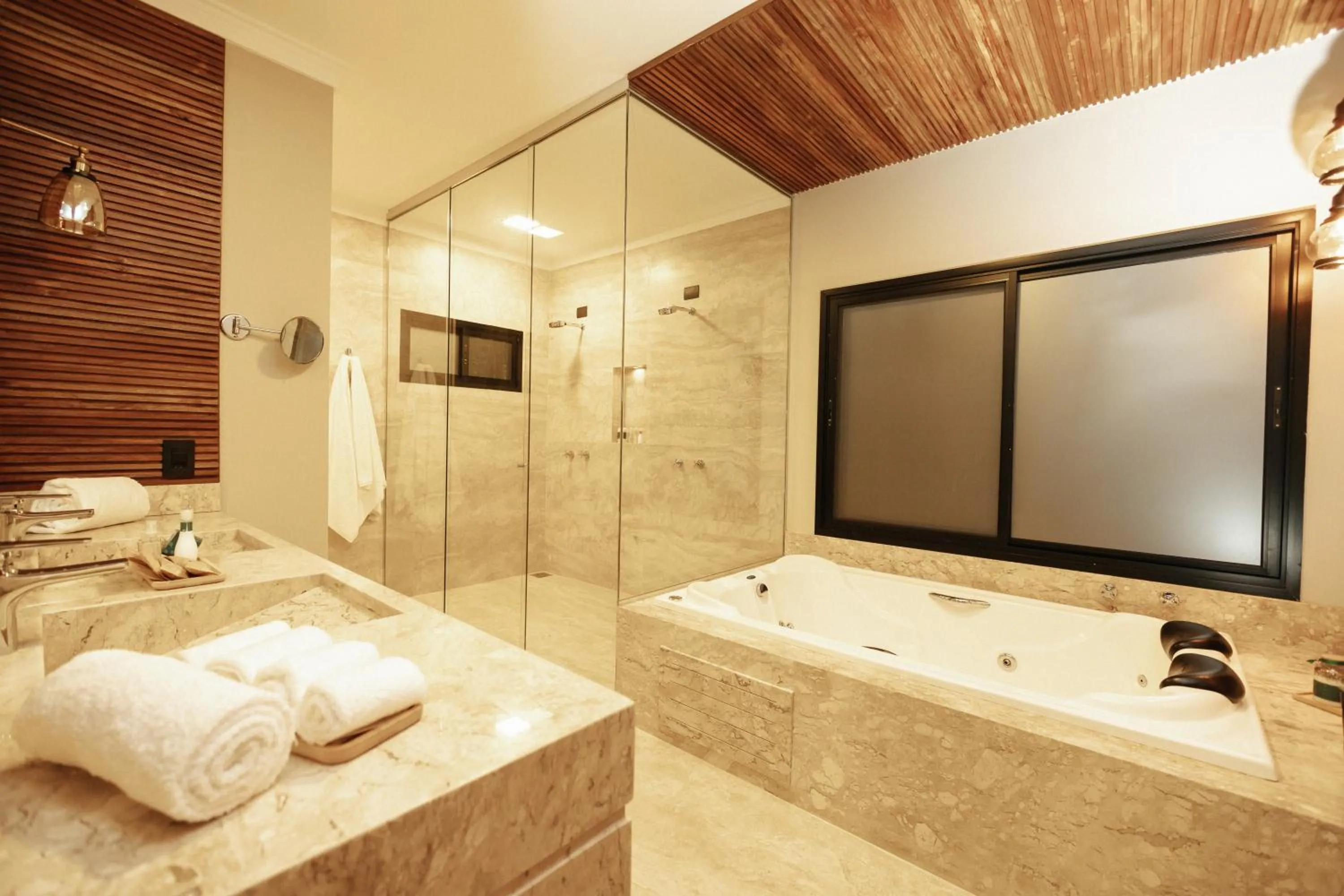 Shower, Bed in LAS HOTEL BOUTIQUE