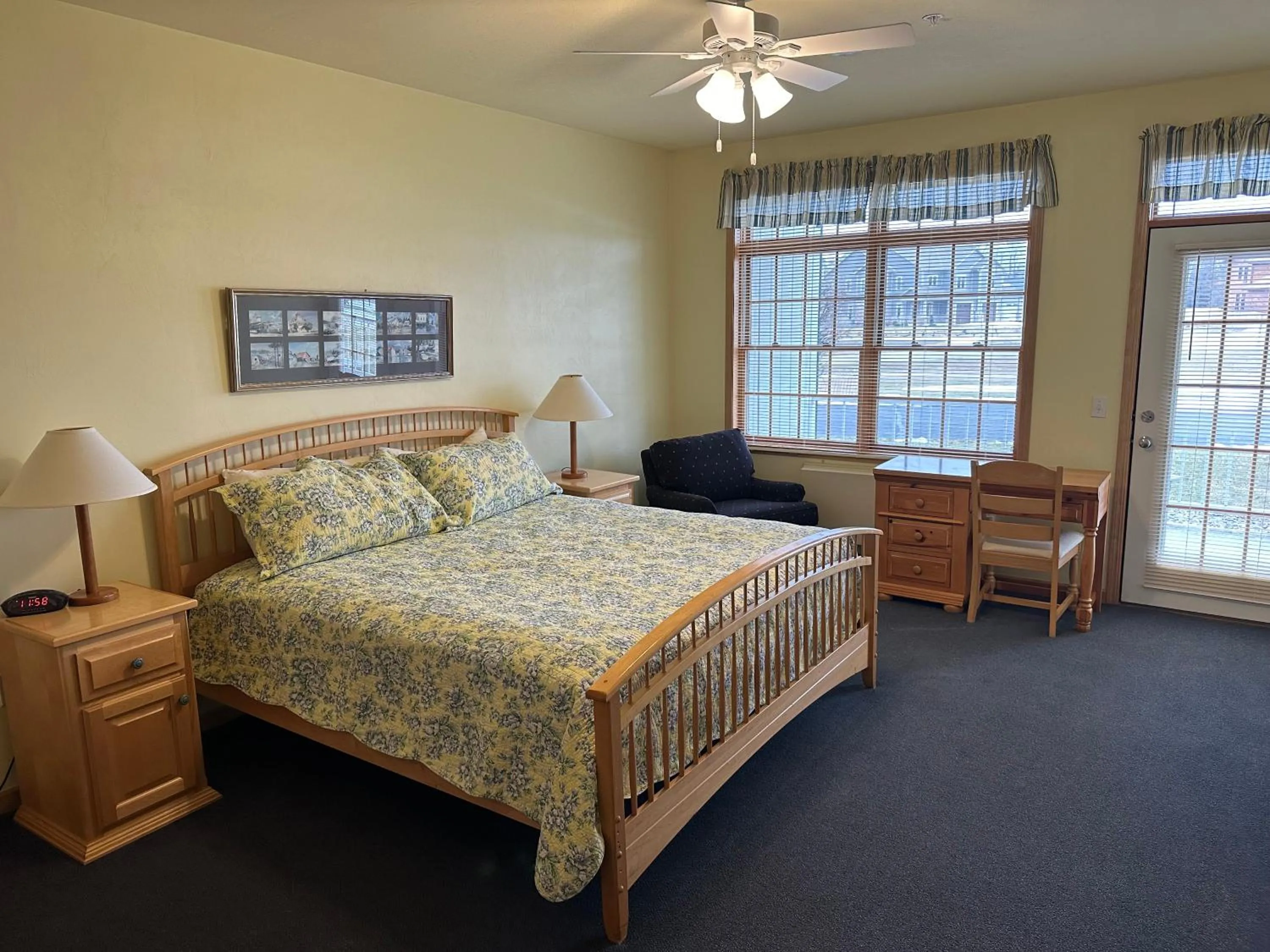 Bedroom, Bed in Birchwood Lodge