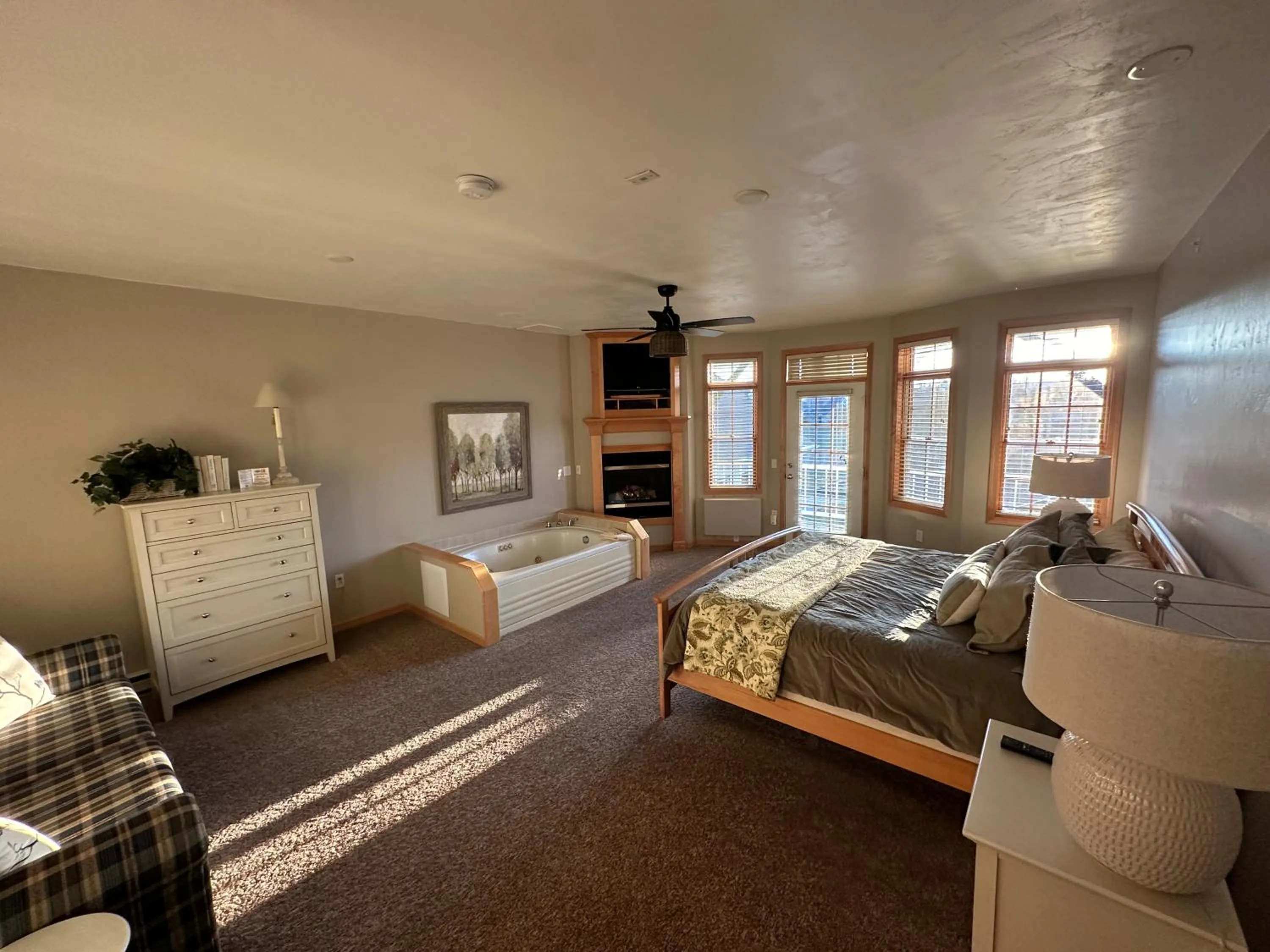 Hot Tub, Bed in Birchwood Lodge