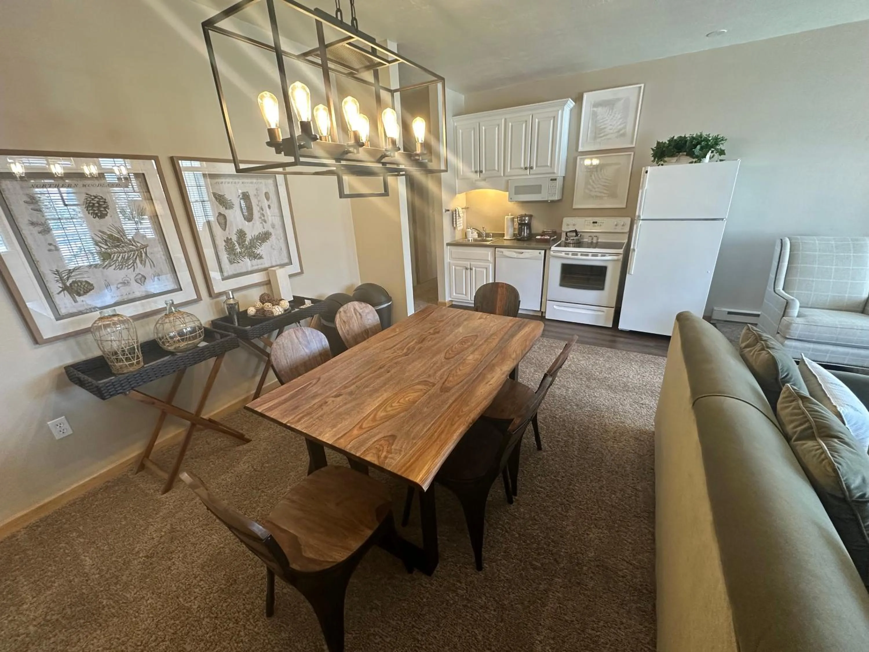 Kitchen or kitchenette in Birchwood Lodge