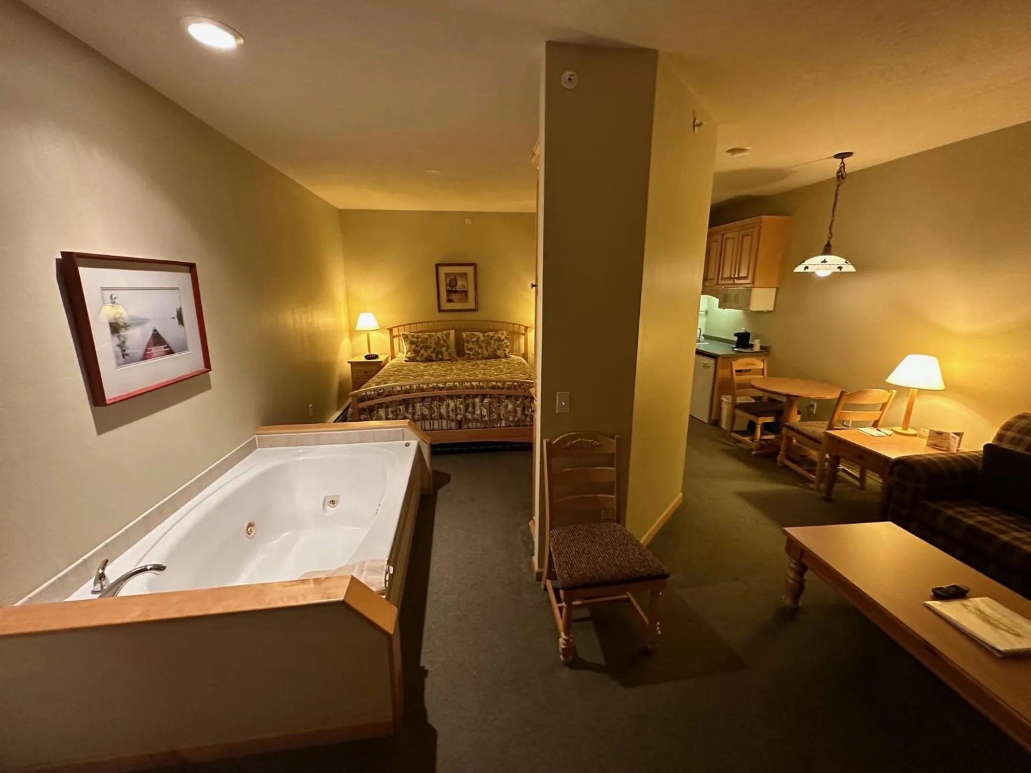 Hot Tub, Bed in Birchwood Lodge