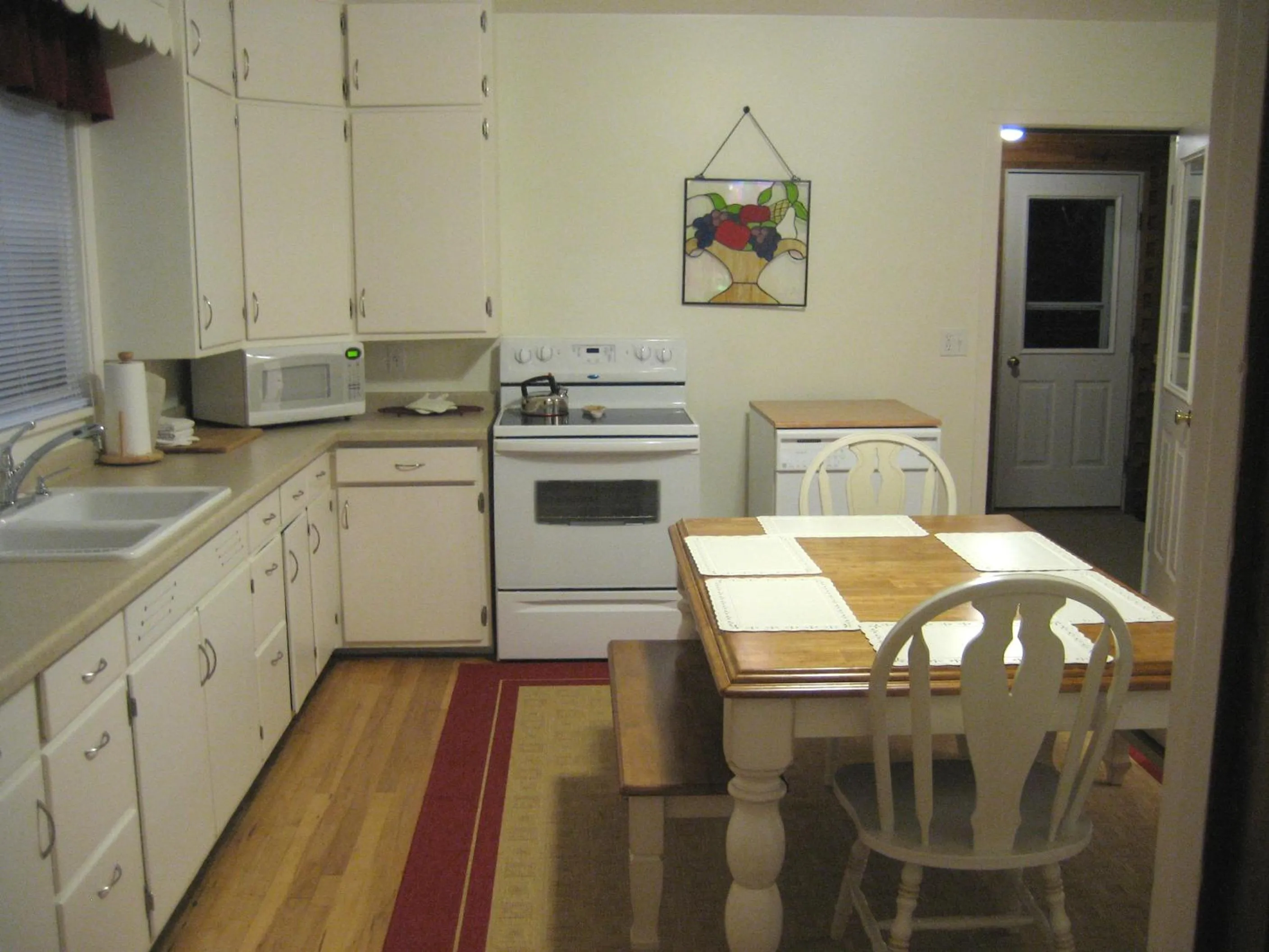 Kitchen or kitchenette in Birchwood Lodge