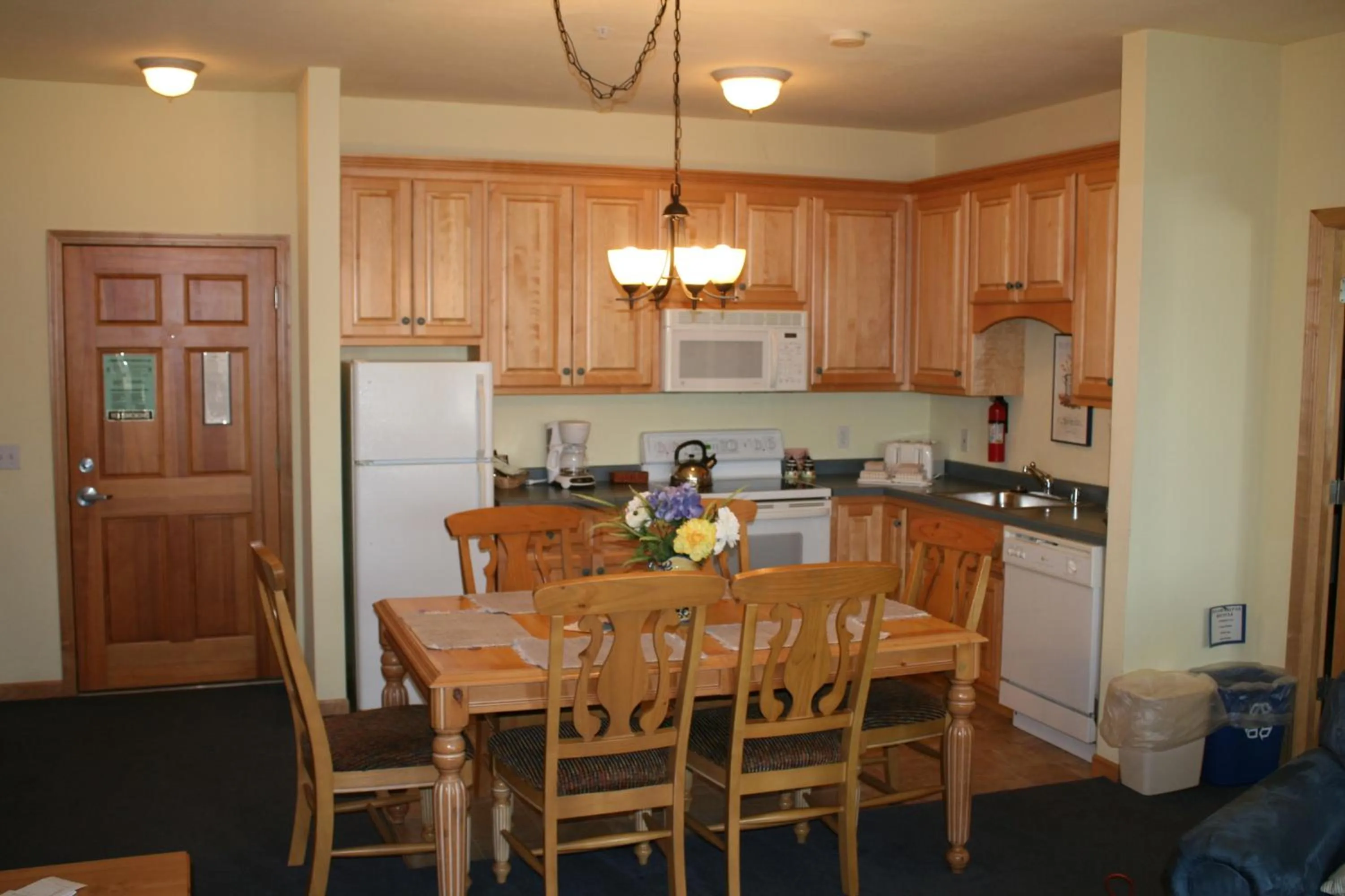 Kitchen or kitchenette in Birchwood Lodge
