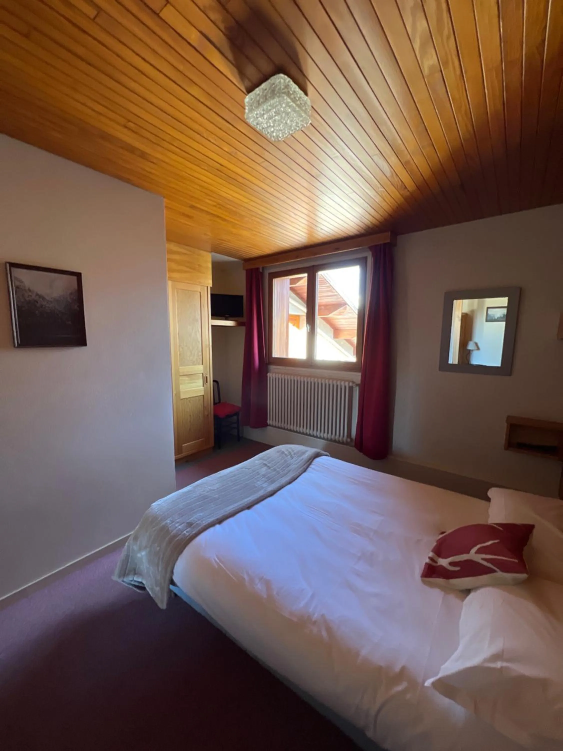 Bed in Hôtel Restaurant La Pendine