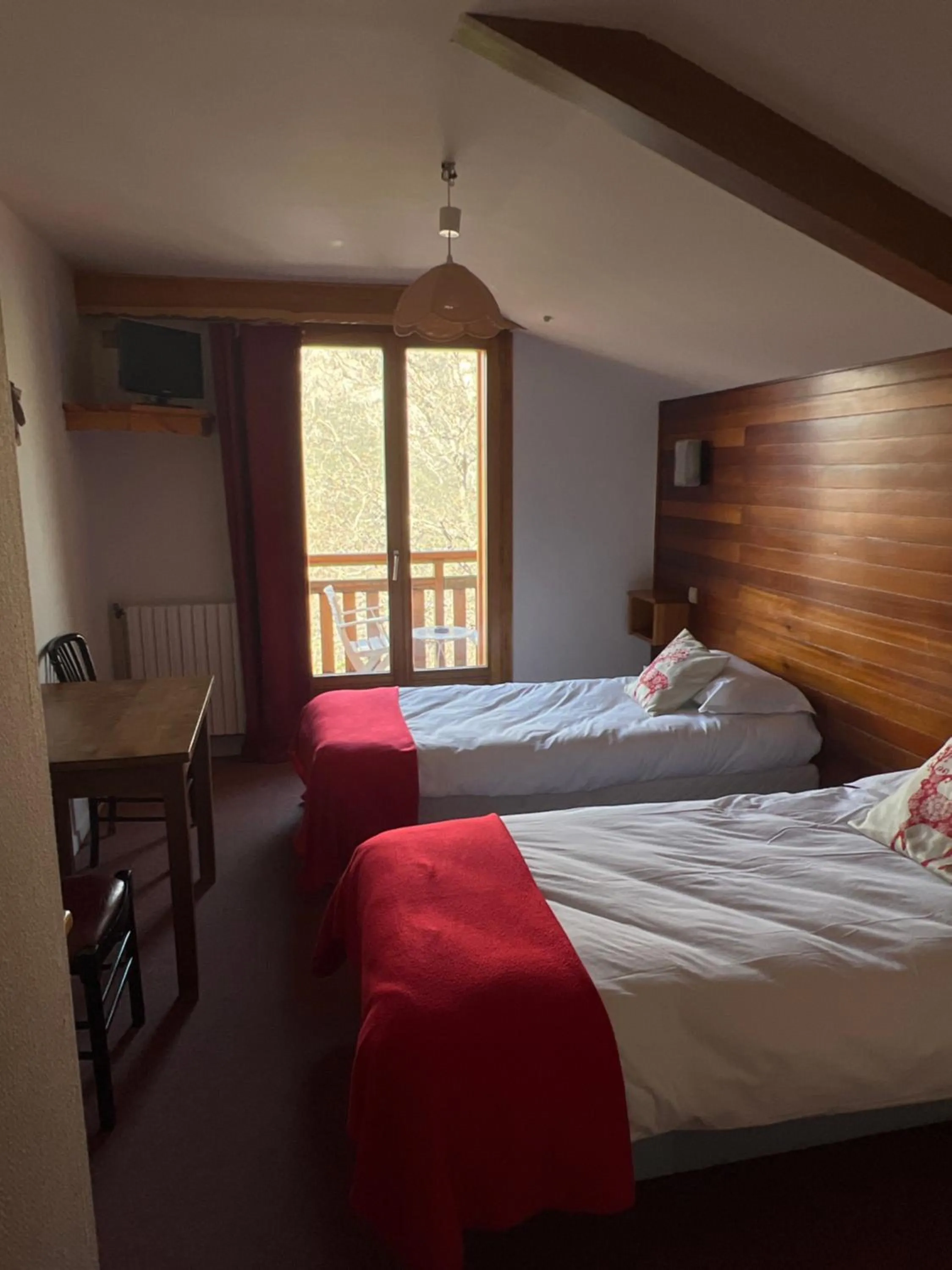 Bed in Hôtel Restaurant La Pendine