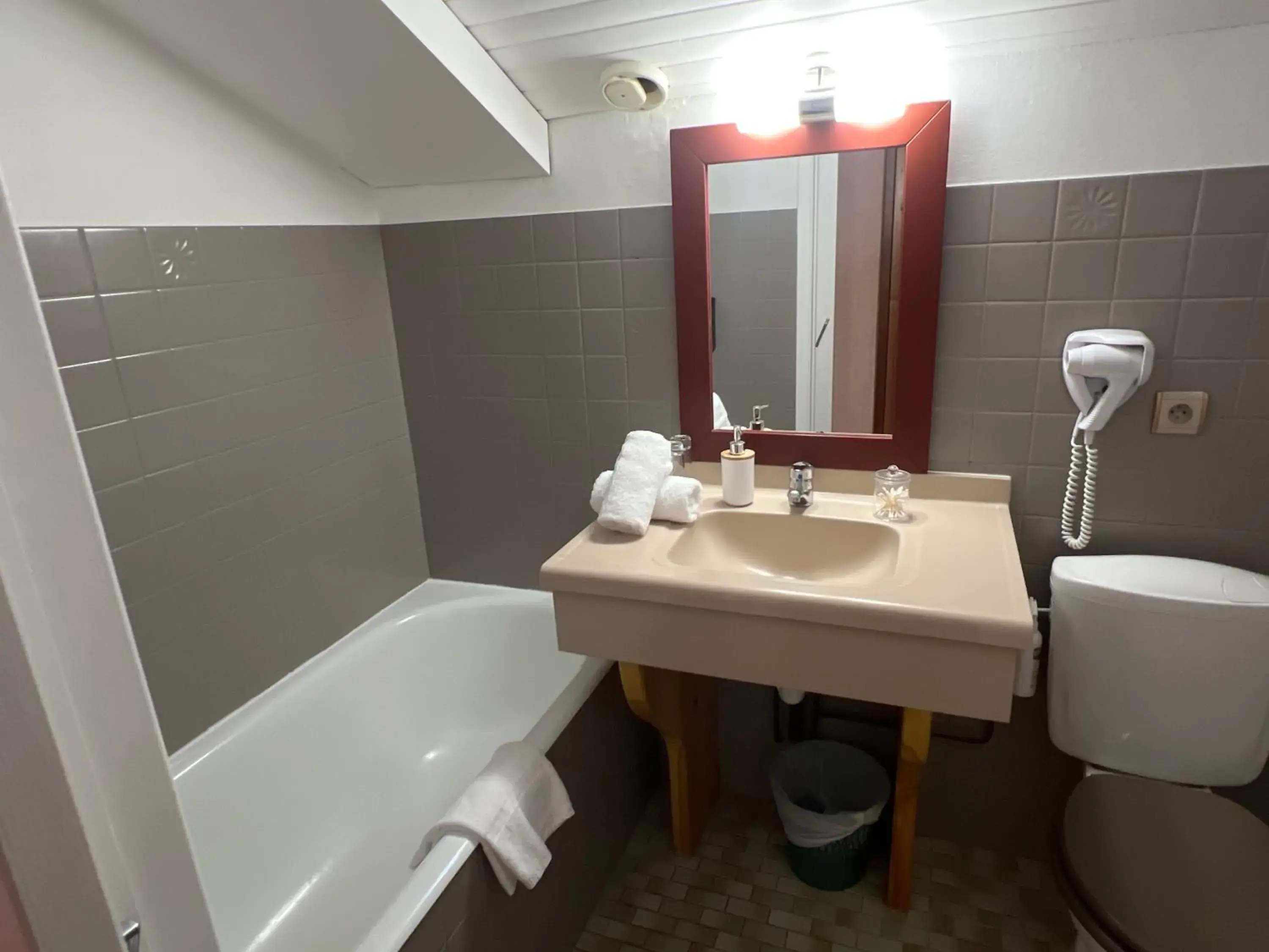 Superior Twin Room in Hôtel Restaurant La Pendine Superior Twin Room in Hôtel Restaurant La Pendine