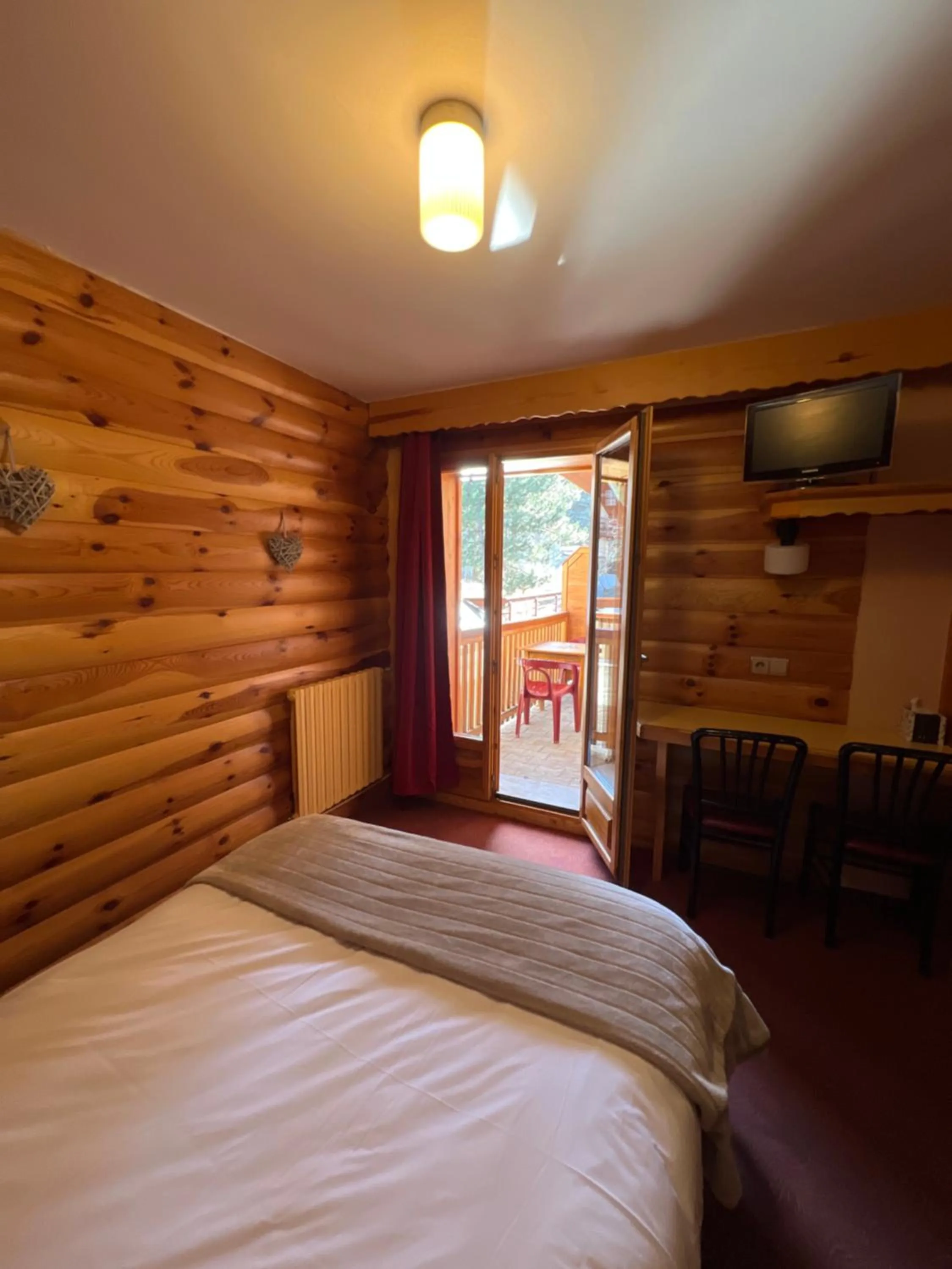 Bed in Hôtel Restaurant La Pendine