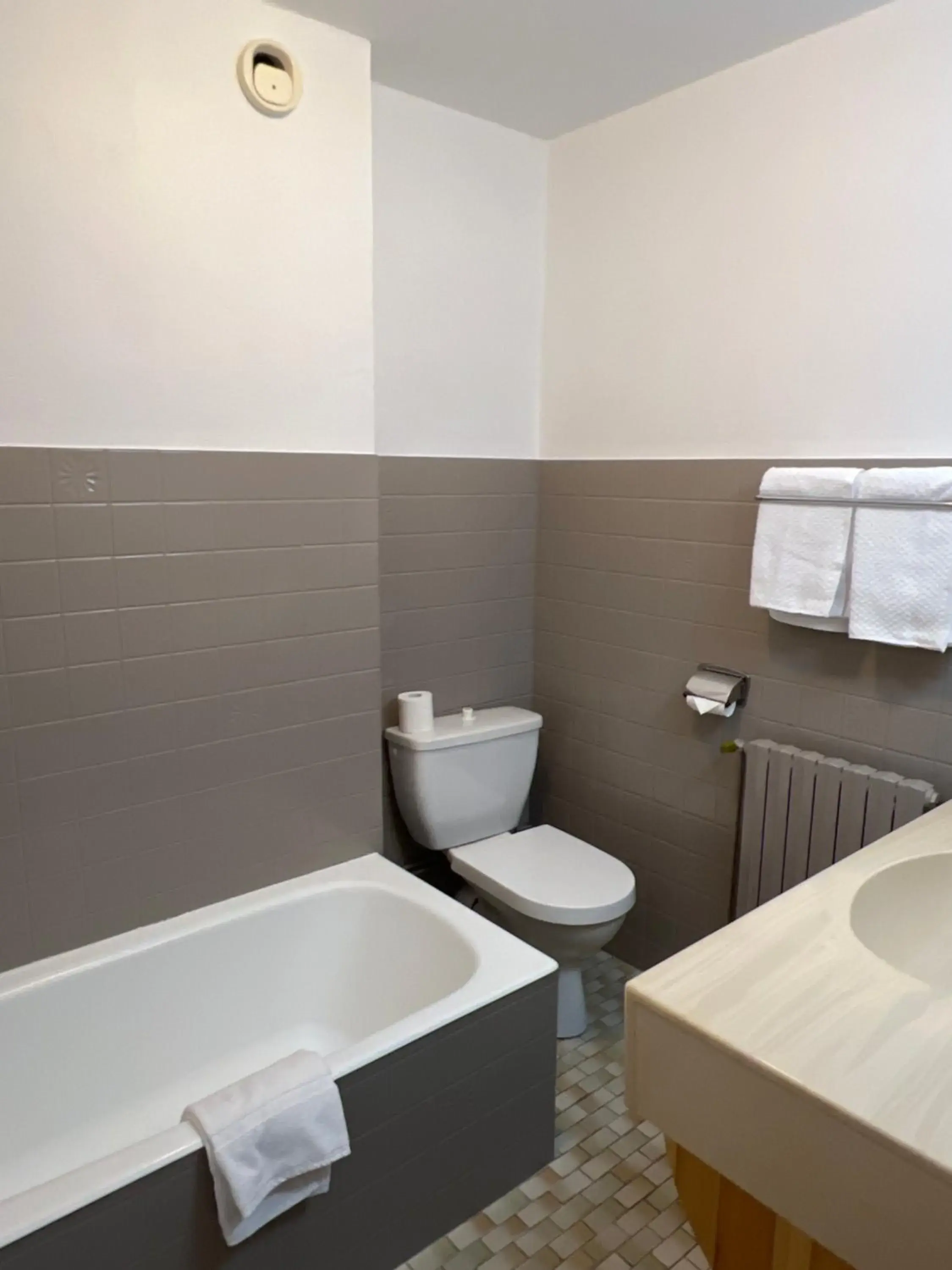 Standard Twin Room - single occupancy in Hôtel Restaurant La Pendine Standard Twin Room - single occupancy in Hôtel Restaurant La Pendine