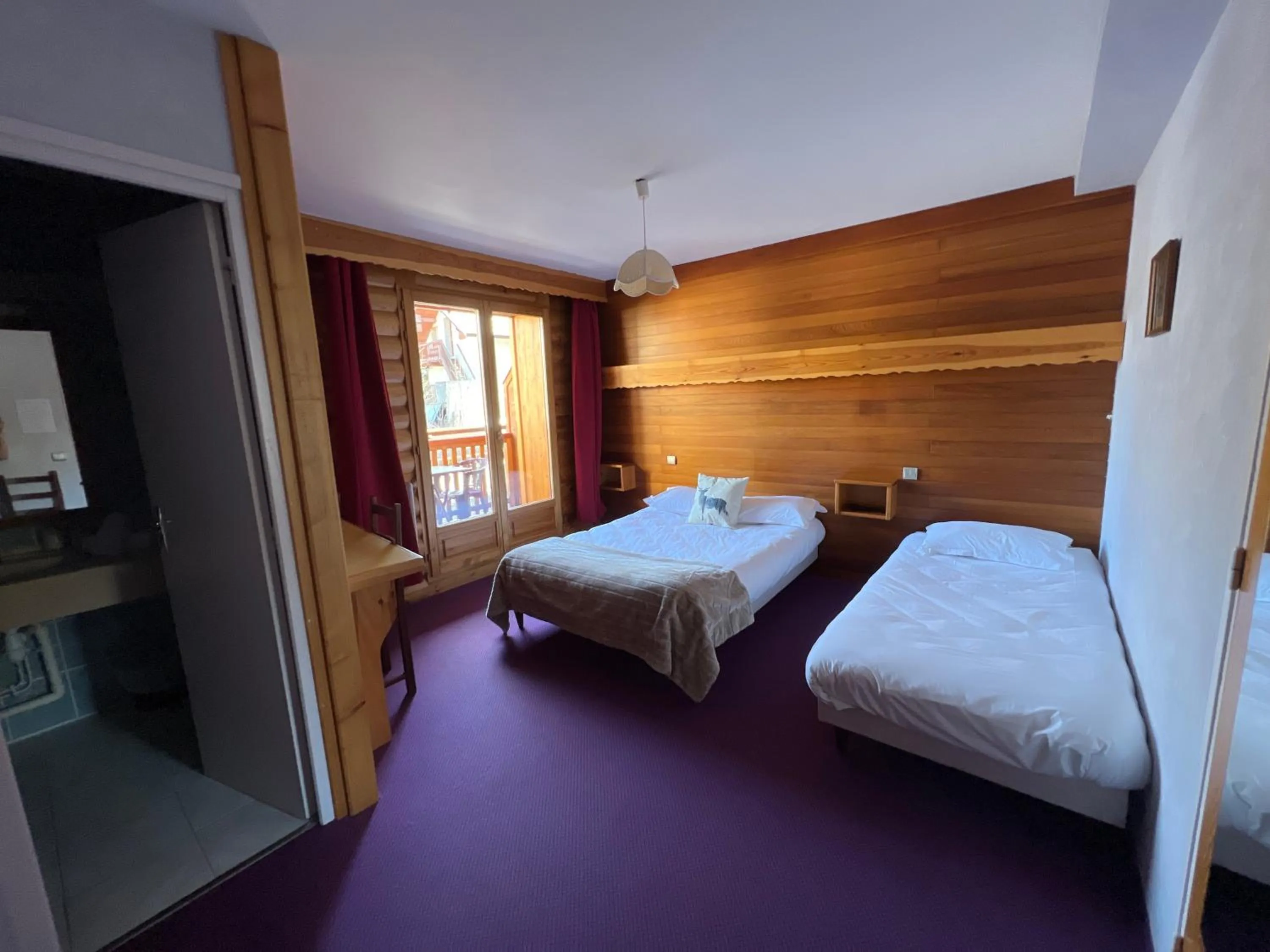 Bed in Hôtel Restaurant La Pendine