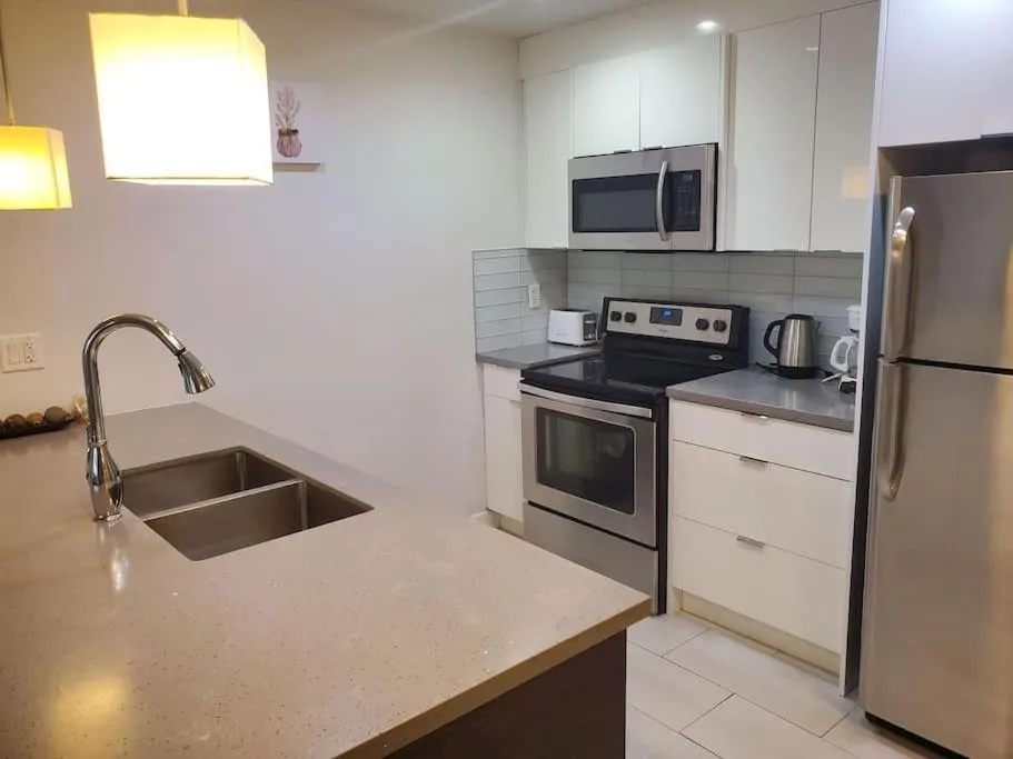 Kitchen or kitchenette in Stunning 1 bedroom condo in Calgary with riverview