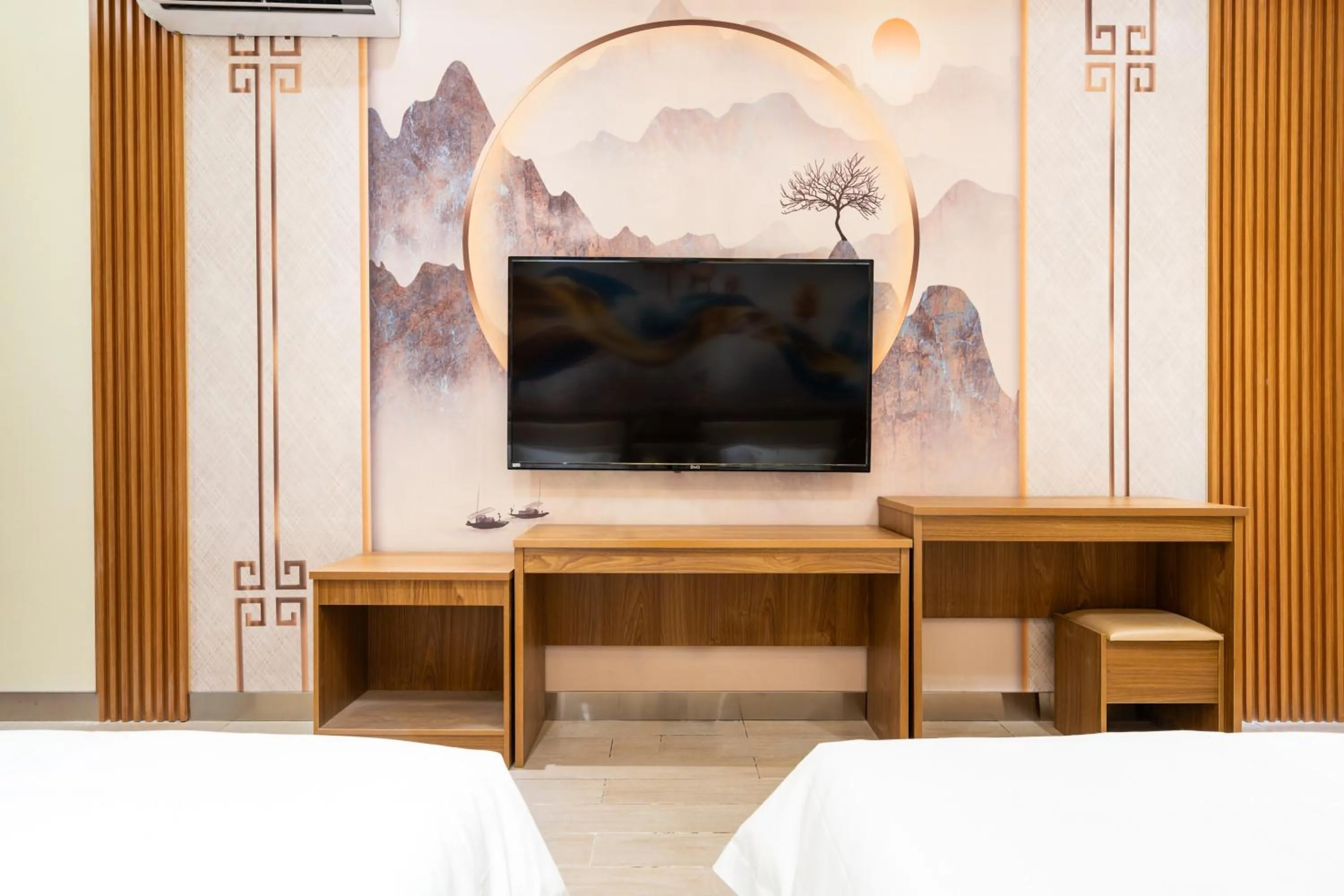 TV and multimedia, Bed in Home me Hotel Makati