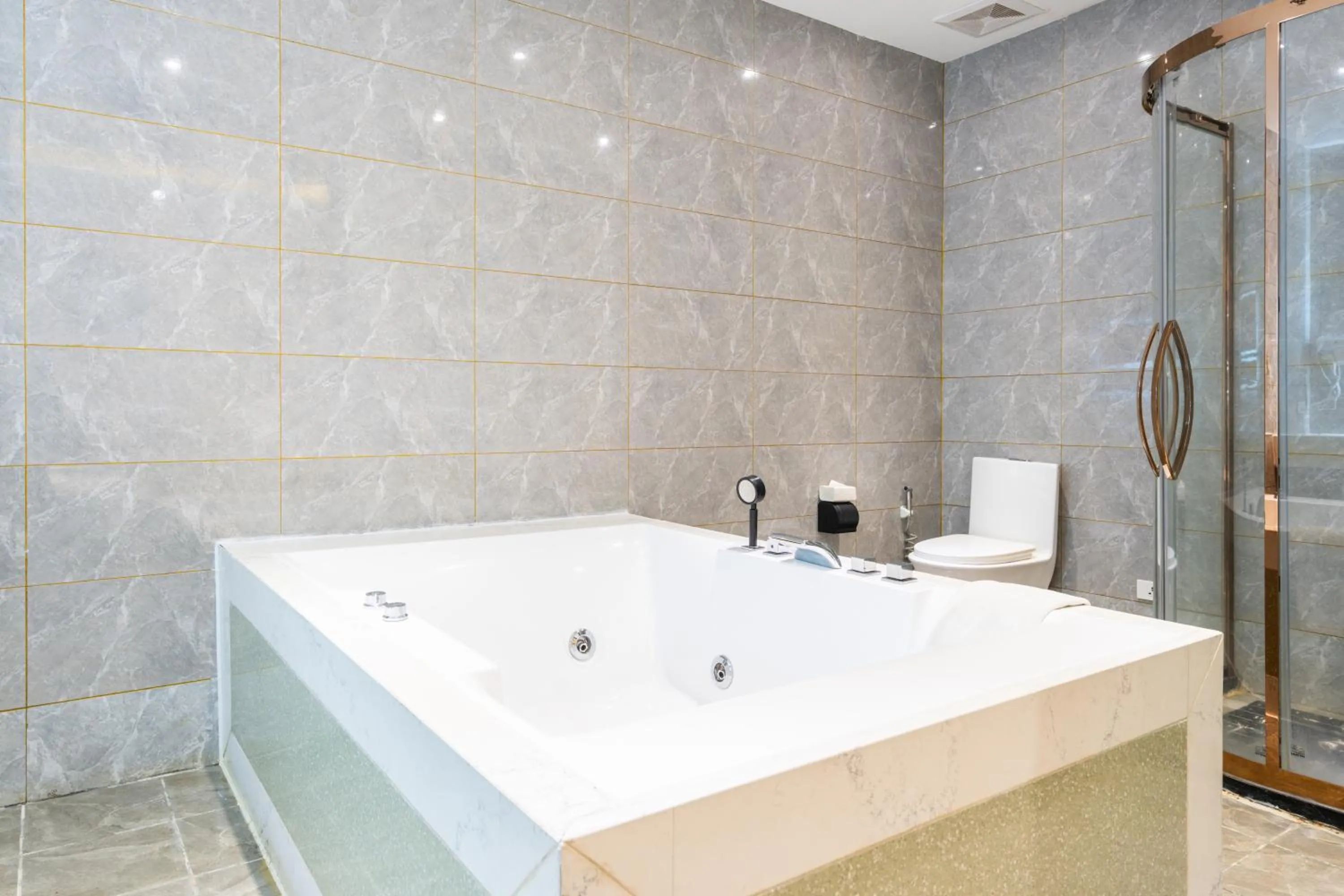 Bath in Home me Hotel Makati