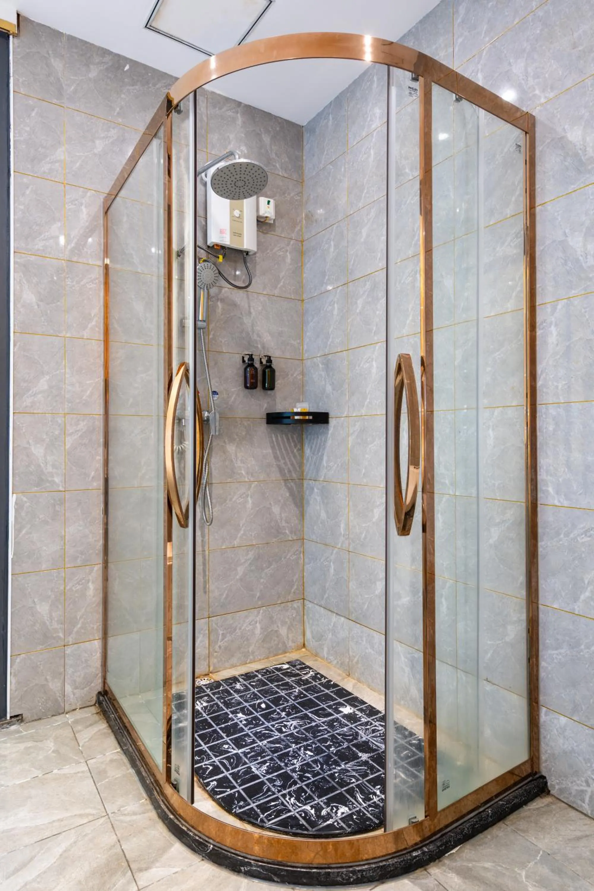 Toilet in Home me Hotel Makati