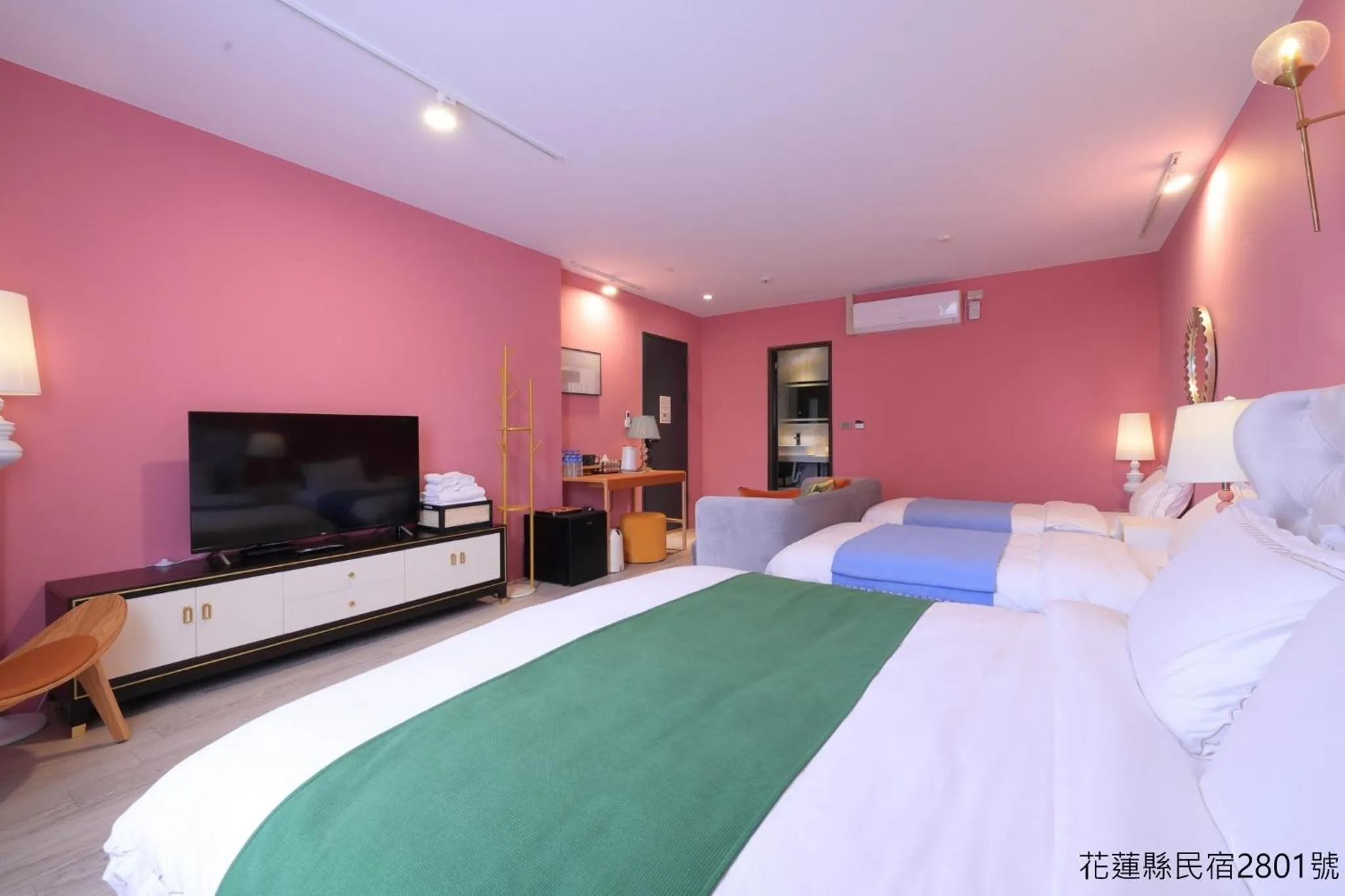 Photo of the whole room, Bed in Shanlin INN