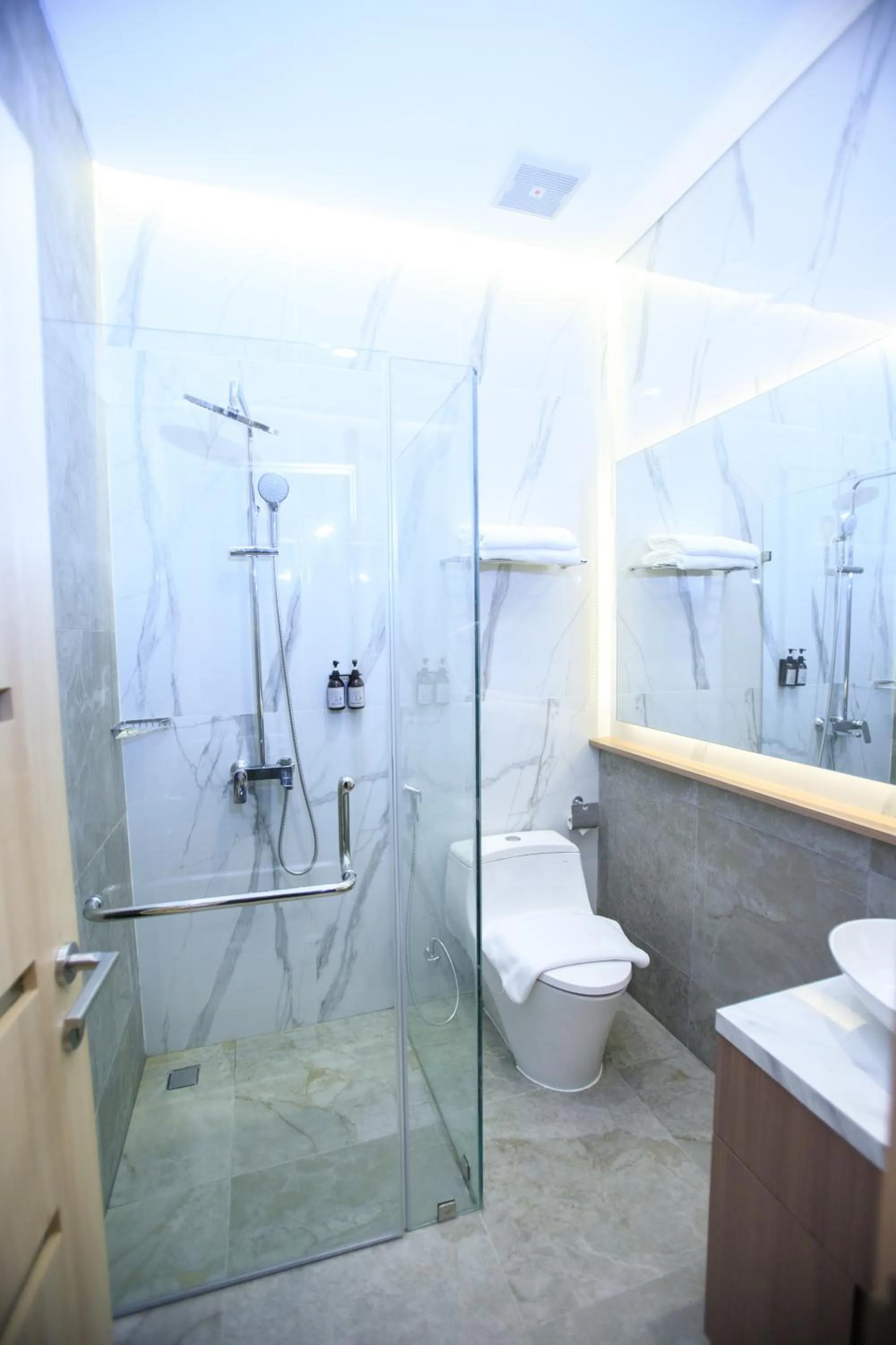 Shower in Two K Azana Style Hotel Bengkulu