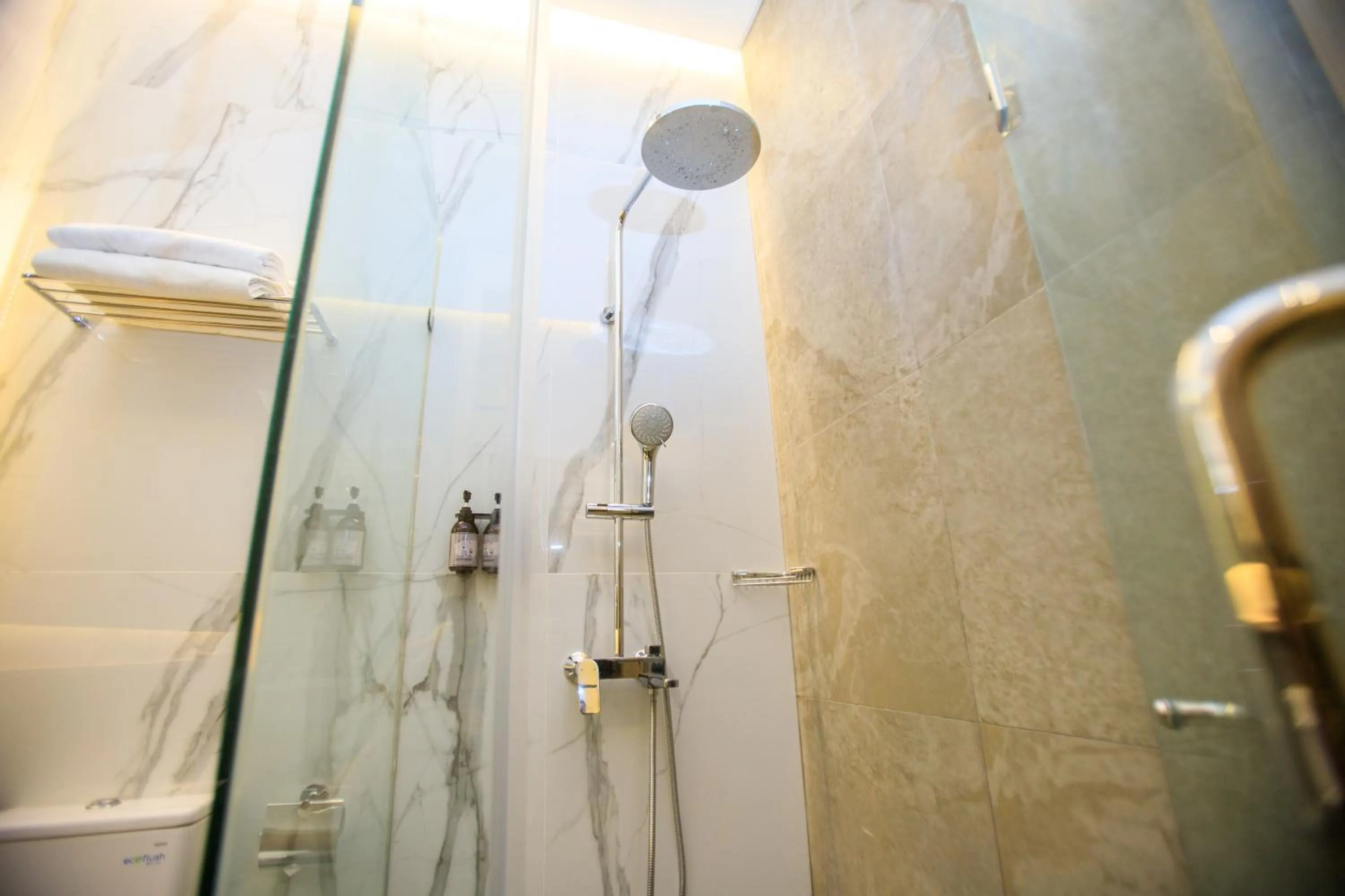 Shower in Two K Azana Style Hotel Bengkulu