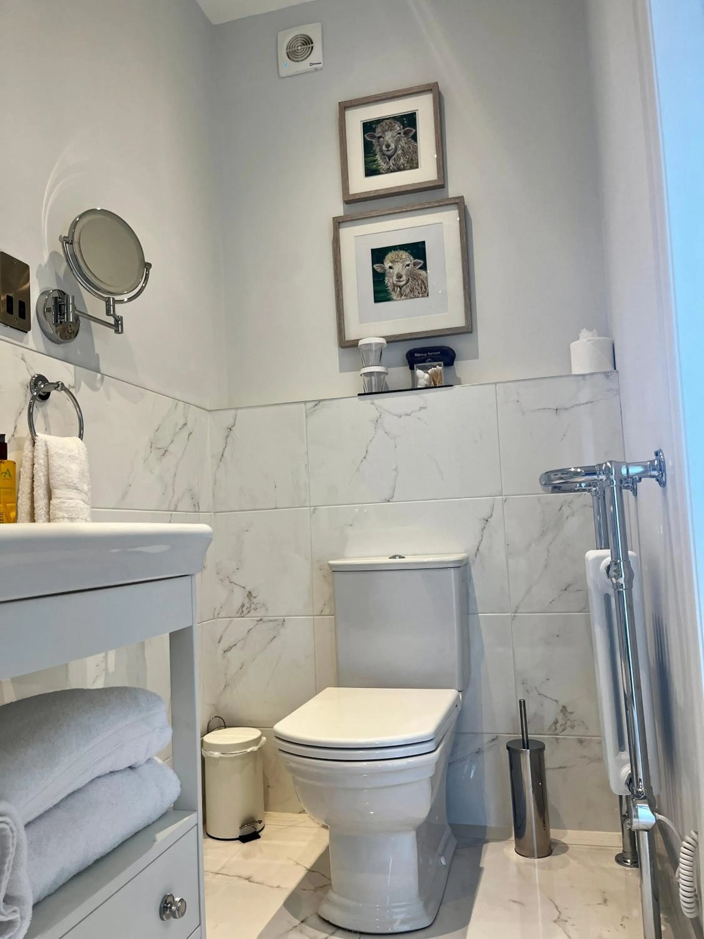 Bathroom in Abbotsford Hotel