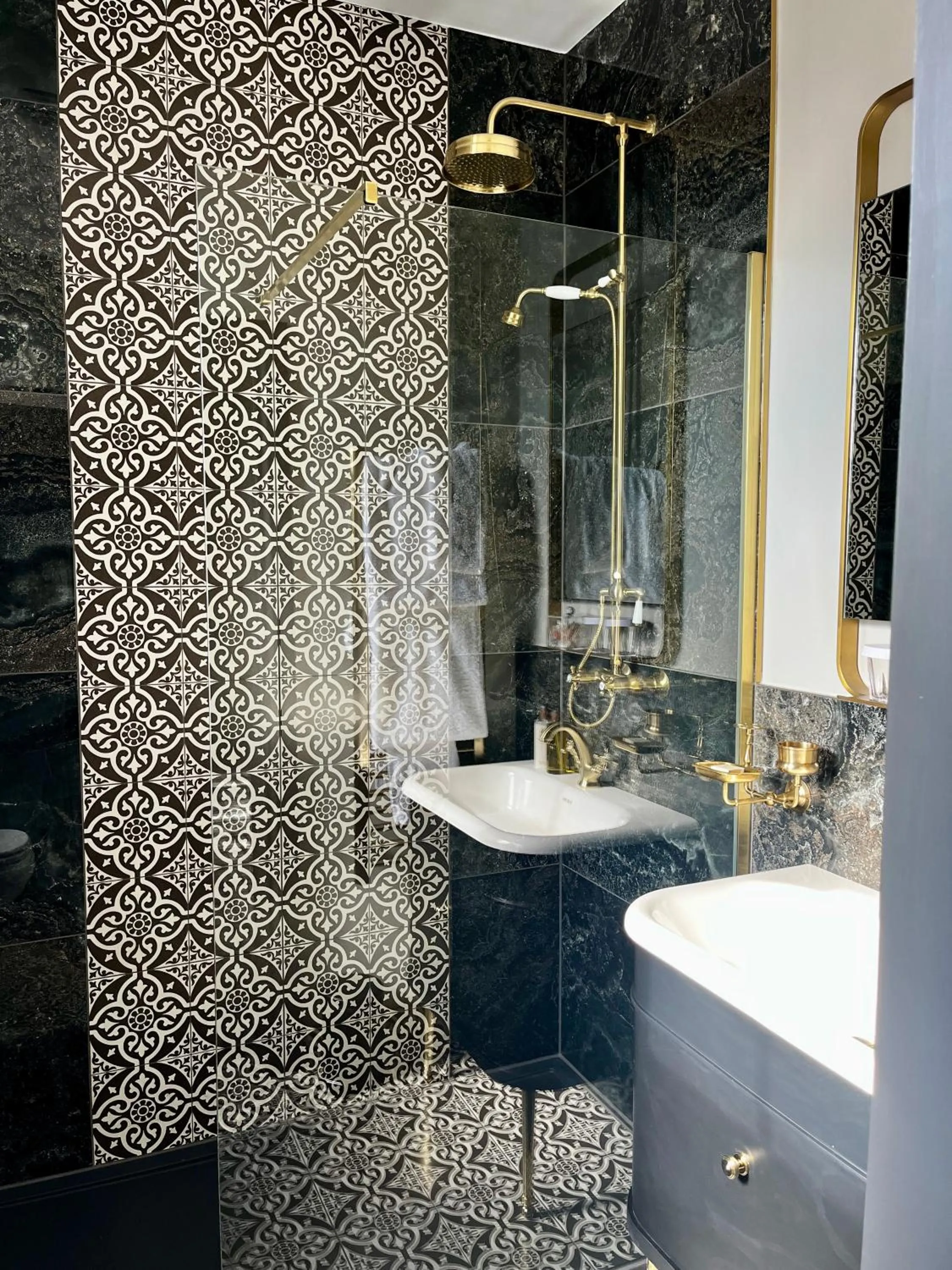 Bathroom in Abbotsford Hotel