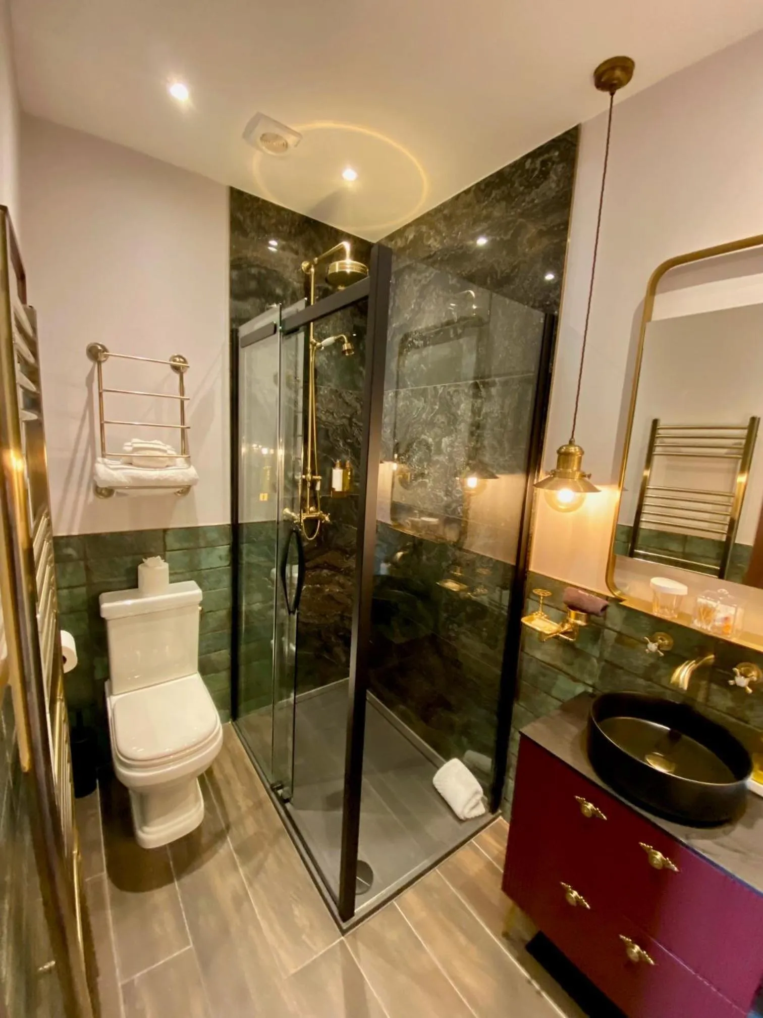 Bathroom in Abbotsford Hotel