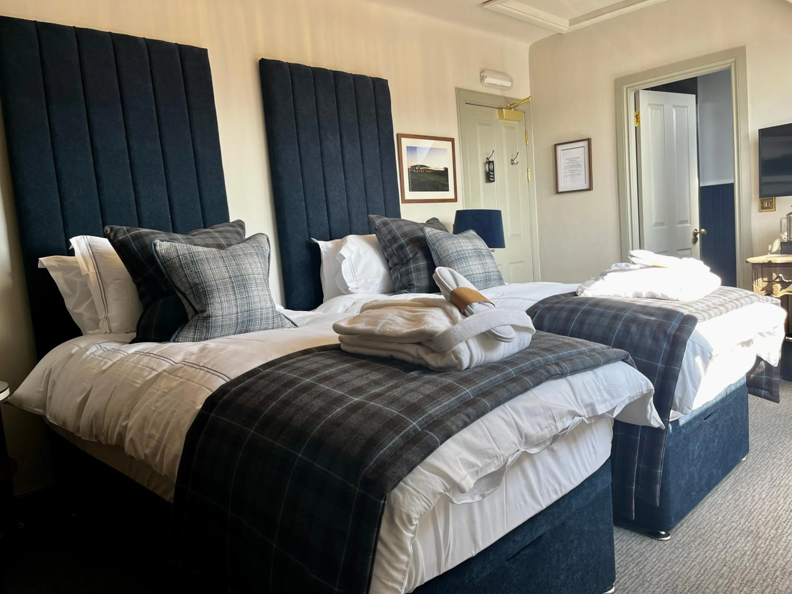 Bedroom, Bed in Abbotsford Hotel