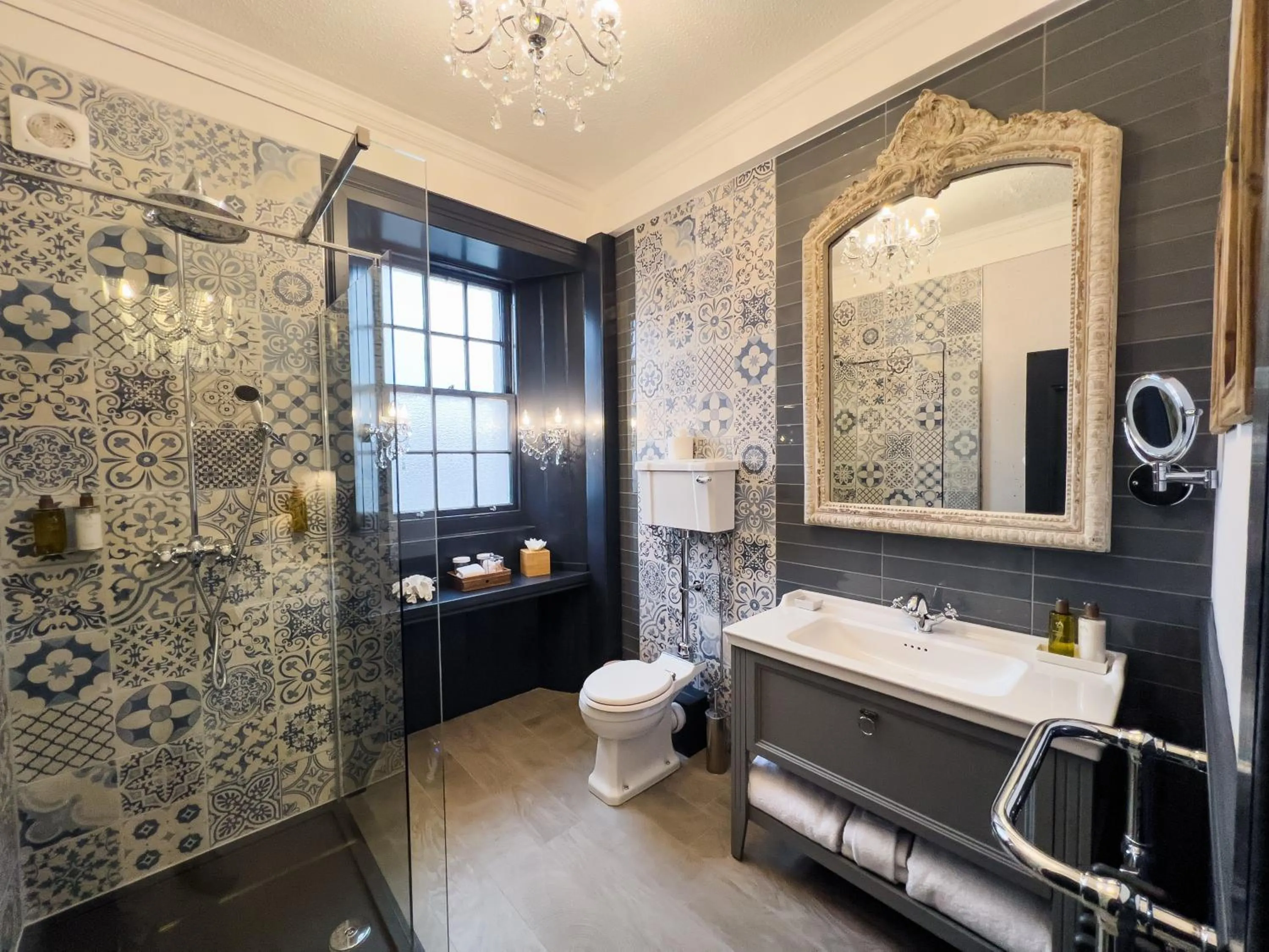 Bathroom in Abbotsford Hotel