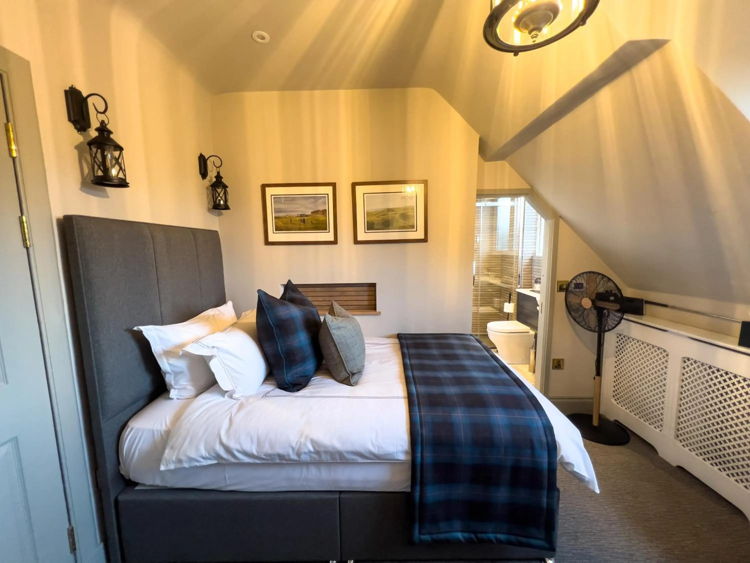 Bedroom, Bed in Abbotsford Hotel